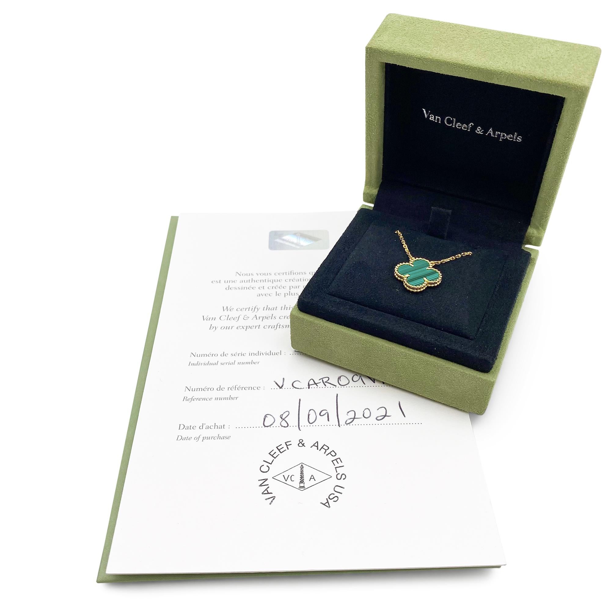 Women's or Men's Van Cleef & Arpels Vintage Alhambra Yellow Gold and Malachite Pendant Necklace