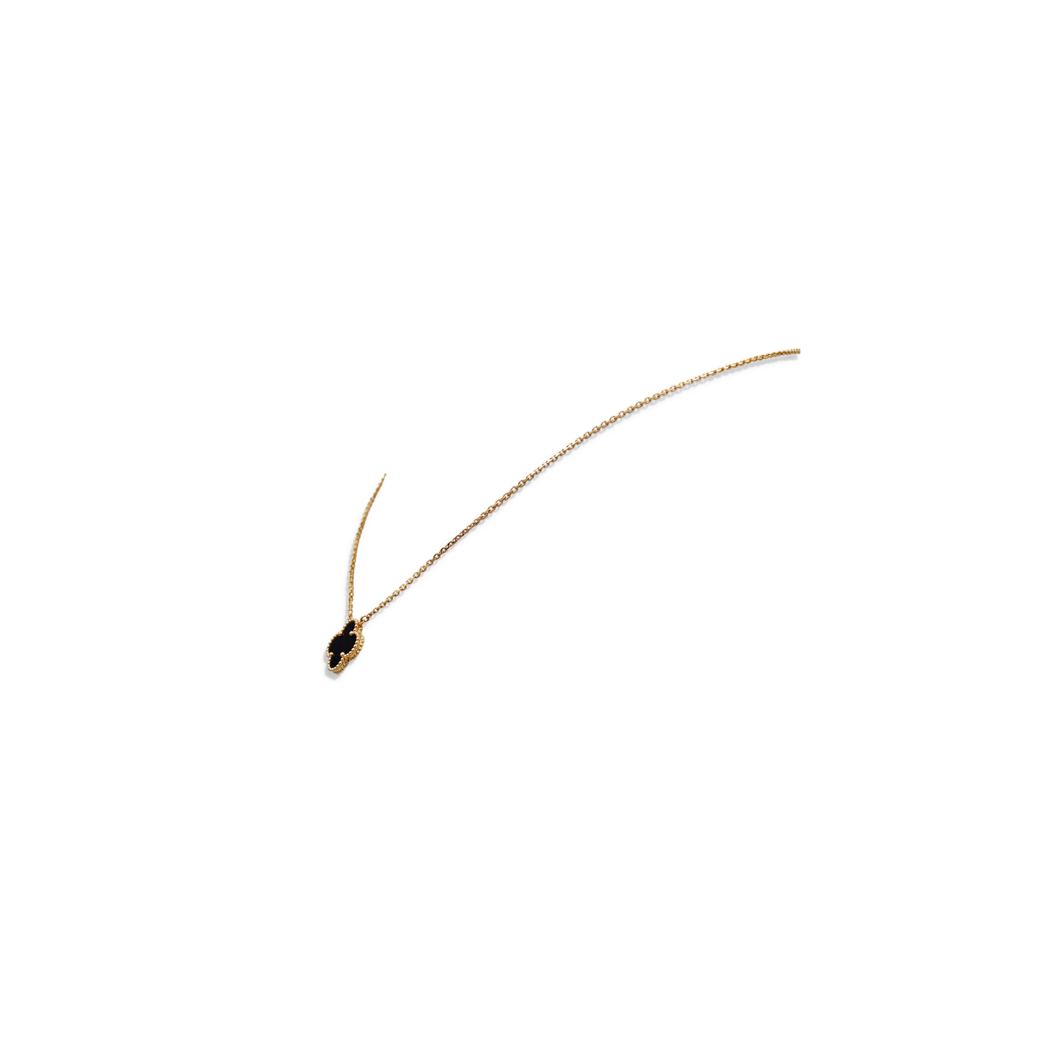 Authentische Van Cleef & Arpels 'Vintage Alhambra' Halskette mit Anhänger aus 18 Karat Gelbgold mit einem einzelnen Onyx-Kleeblatt-Motiv.  Die verstellbare Kette misst 16 Zoll in der Länge. Signiert VCA:: Au750:: mit Seriennummer. Die Halskette wird