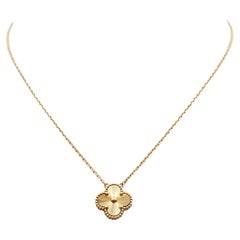 Van Cleef & Arpels Pendentif Guilloché en or jaune Alhambra Vintage