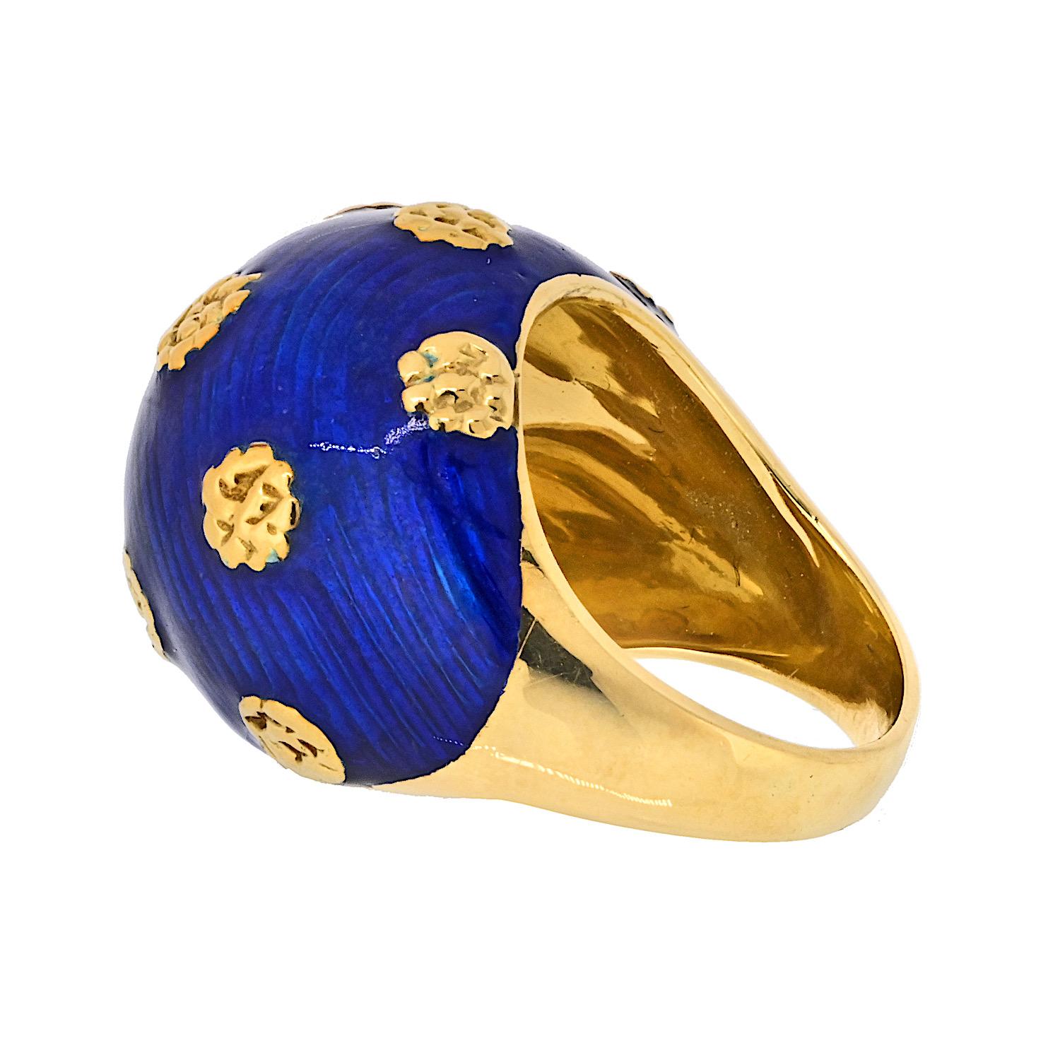 Van Cleef & Arpels Vintage Blue Enamel Ring and a Pair Of Earrings In Excellent Condition For Sale In New York, NY