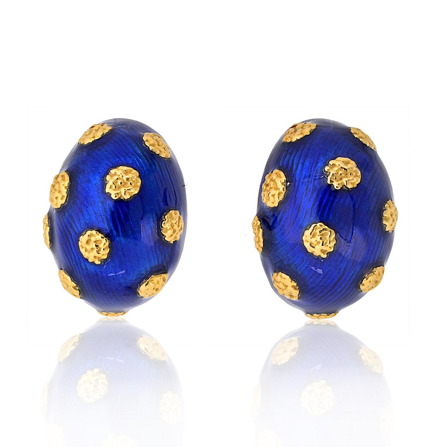 Van Cleef & Arpels Vintage Blue Enamel Ring and a Pair Of Earrings For Sale 2
