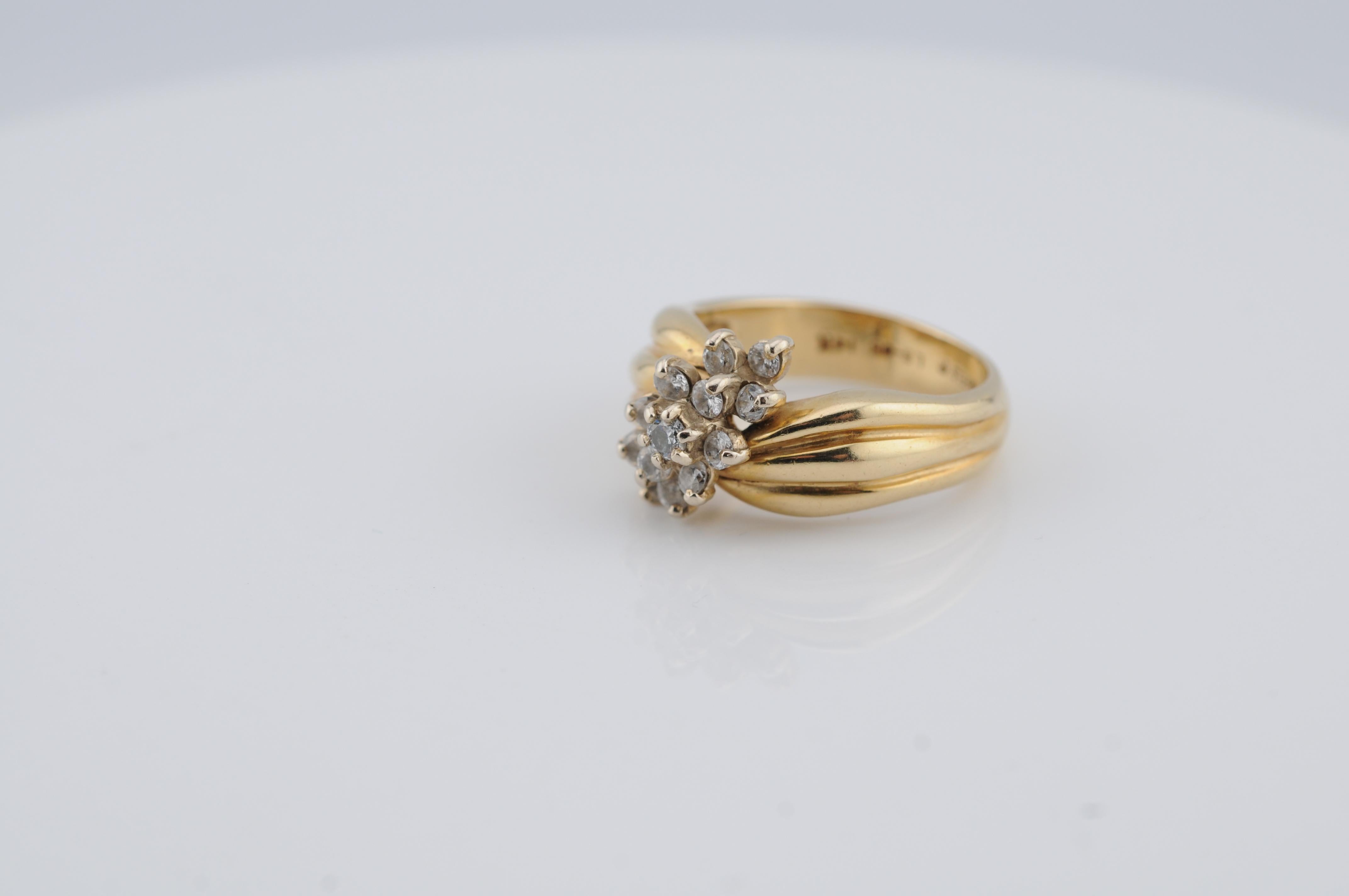 Van Cleef & Arpels Vintage Cluster Ring – 14K Gold, 0.50 ct Diamonds In Good Condition For Sale In Berlin, BE