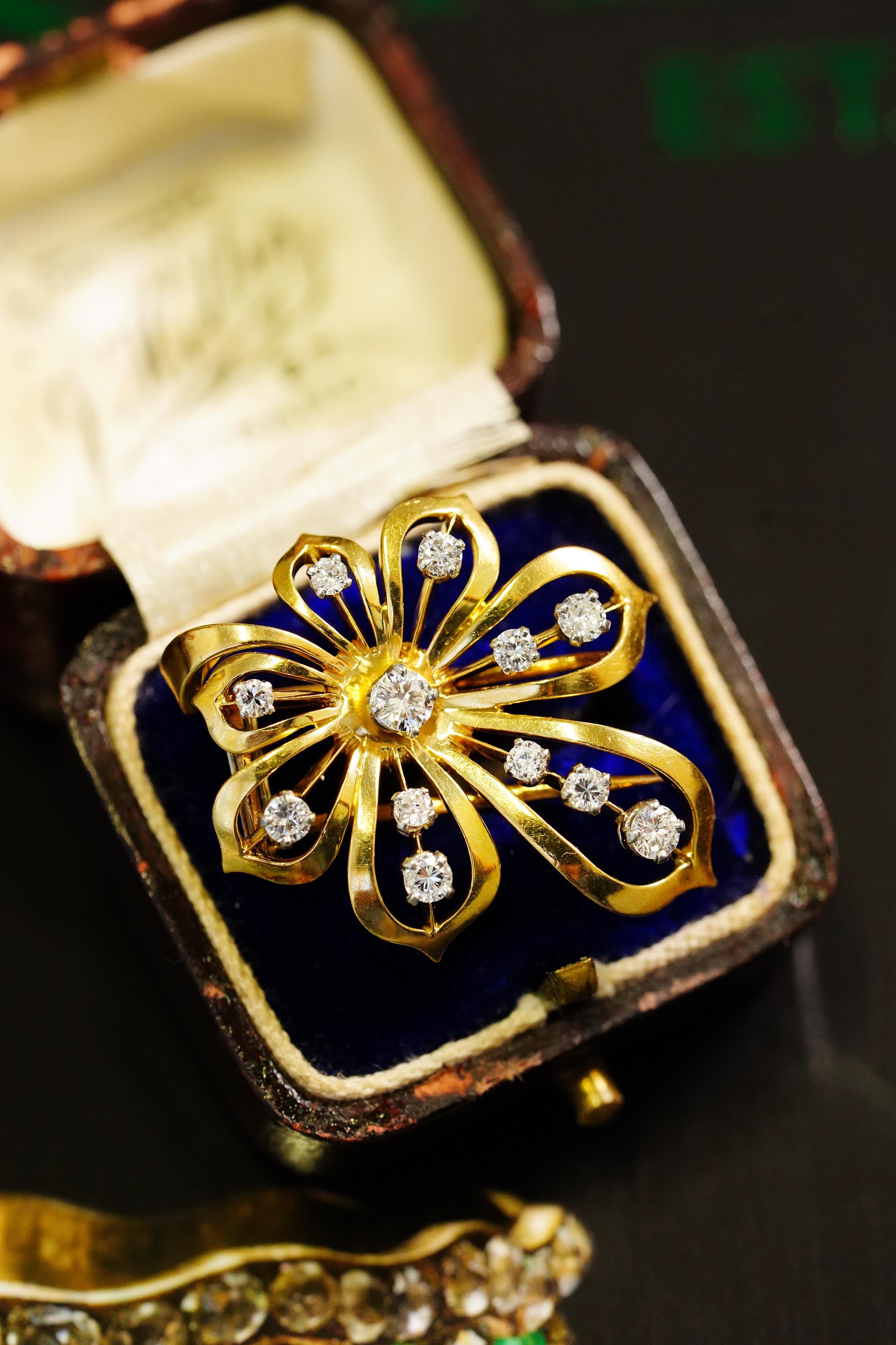 Modern Van Cleef & Arpels Vintage Collection Diamond Set in Yellow Gold Leaf Brooch