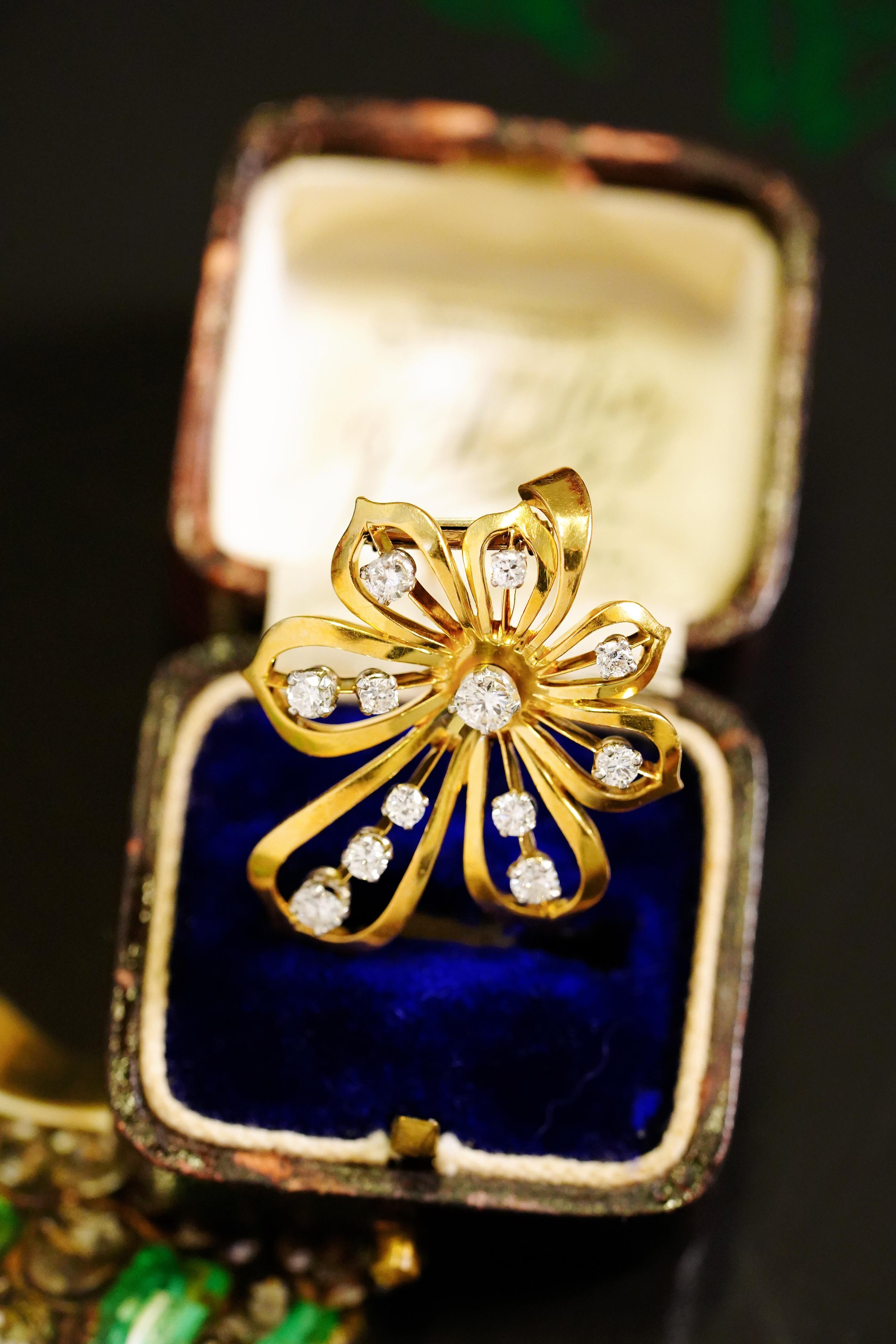 Brilliant Cut Van Cleef & Arpels Vintage Collection Diamond Set in Yellow Gold Leaf Brooch