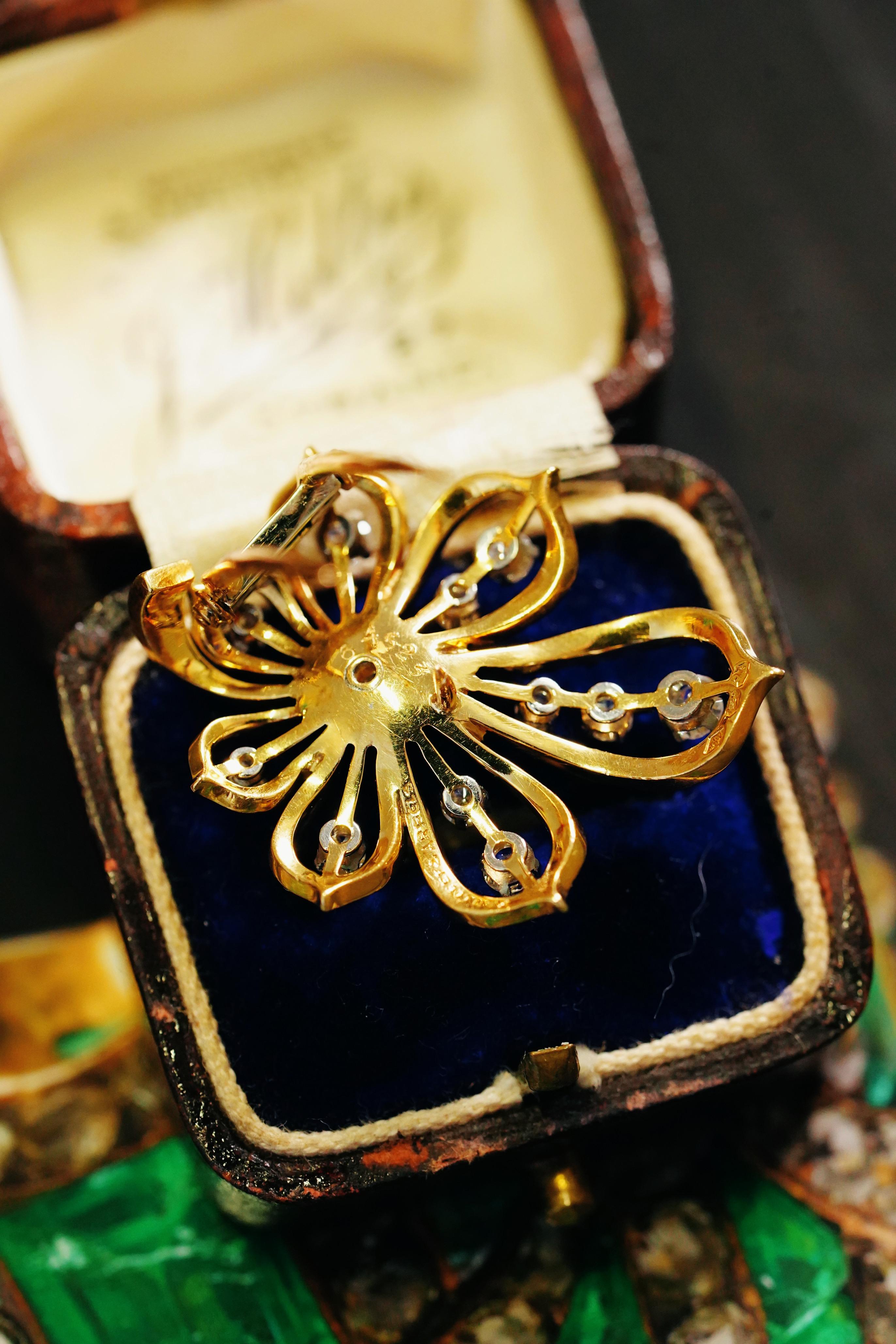 Van Cleef & Arpels Vintage Collection Diamond Set in Yellow Gold Leaf Brooch In Excellent Condition In London, GB