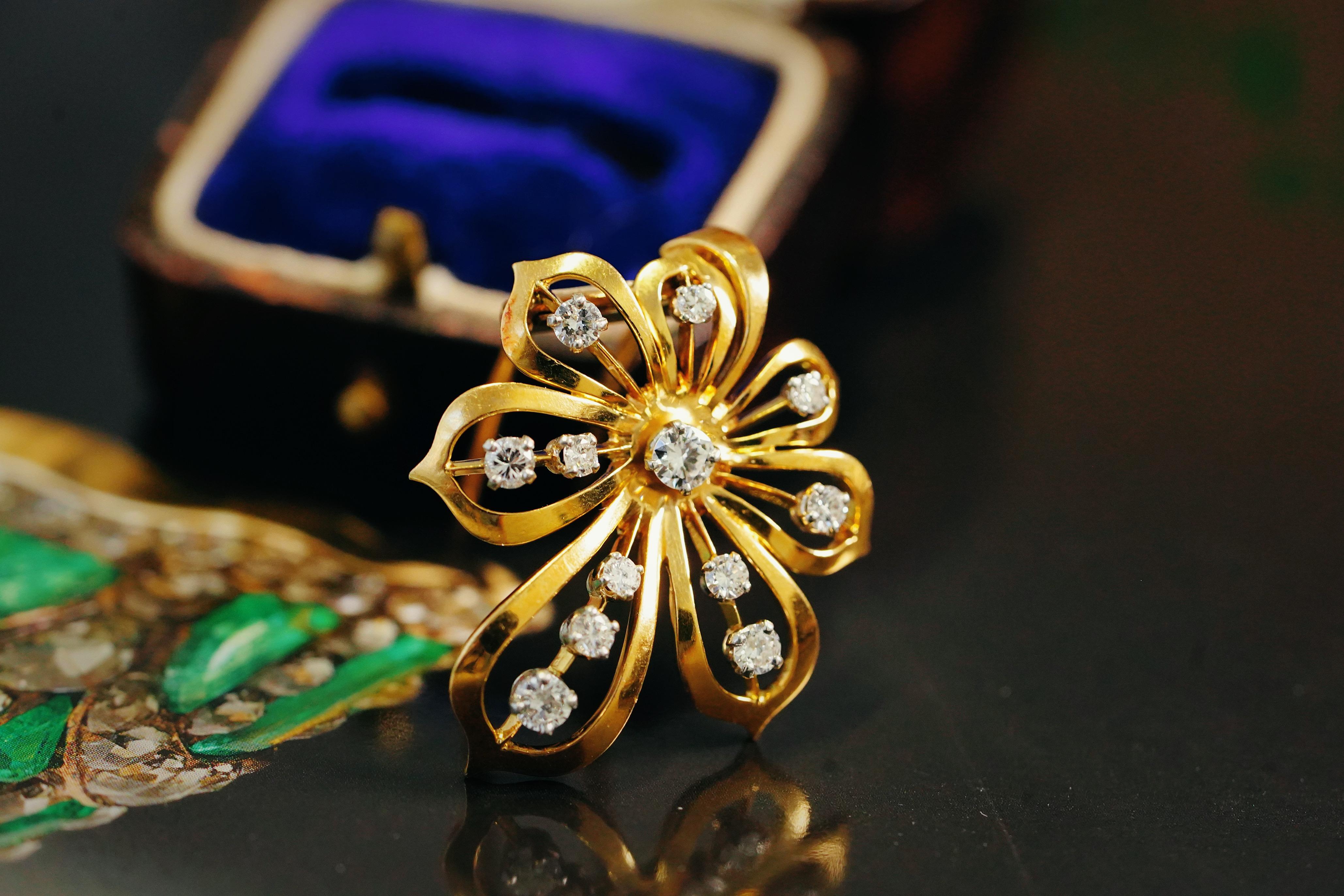 Women's or Men's Van Cleef & Arpels Vintage Collection Diamond Set in Yellow Gold Leaf Brooch
