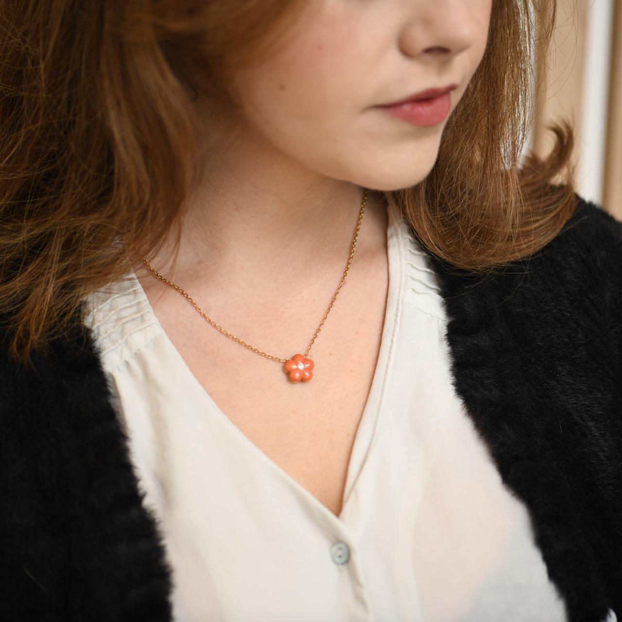 SKU. 	AT-1896
Brand	Van Cleef & Arpels
Model	VCARA53100
Date	Circa 2002
___________________________________________________________________
Metal	18K Yellow Gold
Serial No.	BL******
Stone	Coral
Chain Length	Approx.