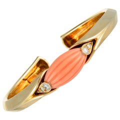 Van Cleef & Arpels Bracelet jonc vintage en or jaune avec diamants et corail