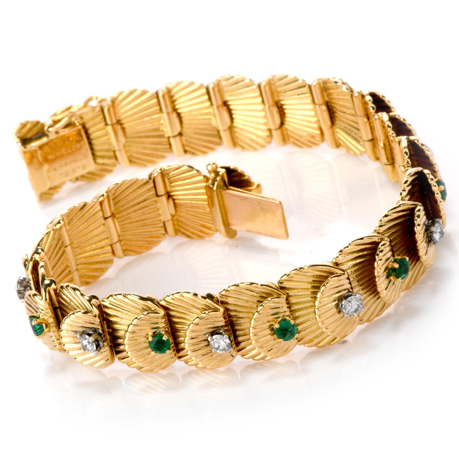 Explorez votre nature capricieuse et charmante, avec ce glorieux Van Cleef & Arpels Vintage Diamond Emerald 18K Gold.

Bracelet. Ce bracelet français de Van Cleef & Arpels en émeraudes et diamants présente des motifs en forme de coquillage avec une