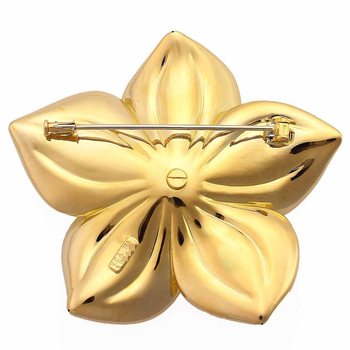 Round Cut Van Cleef & Arpels Vintage Diamond Flower Brooch 18 Karat Yellow and White Gold