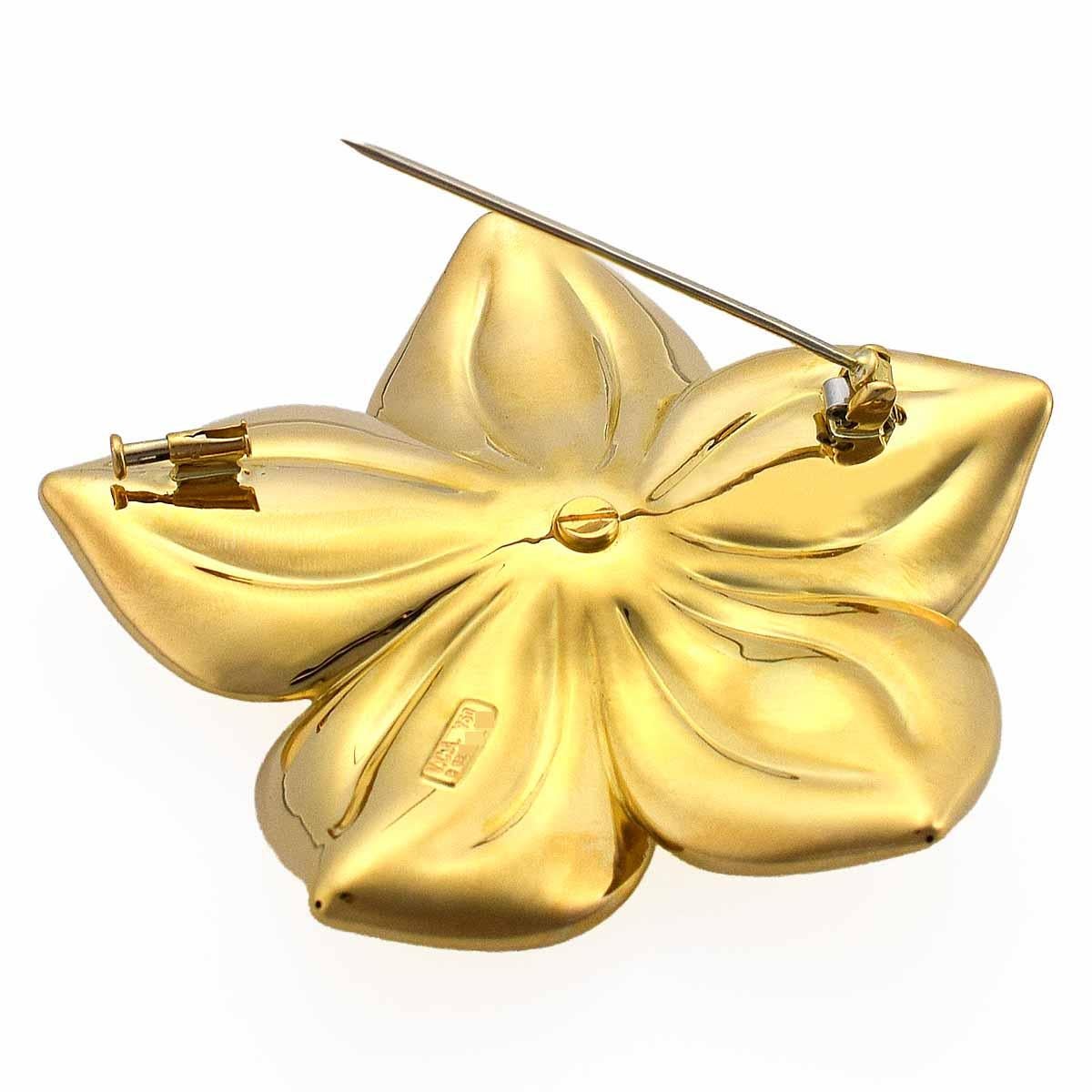 Van Cleef & Arpels Vintage Diamond Flower Brooch 18 Karat Yellow and White Gold In Good Condition In Tokyo, JP