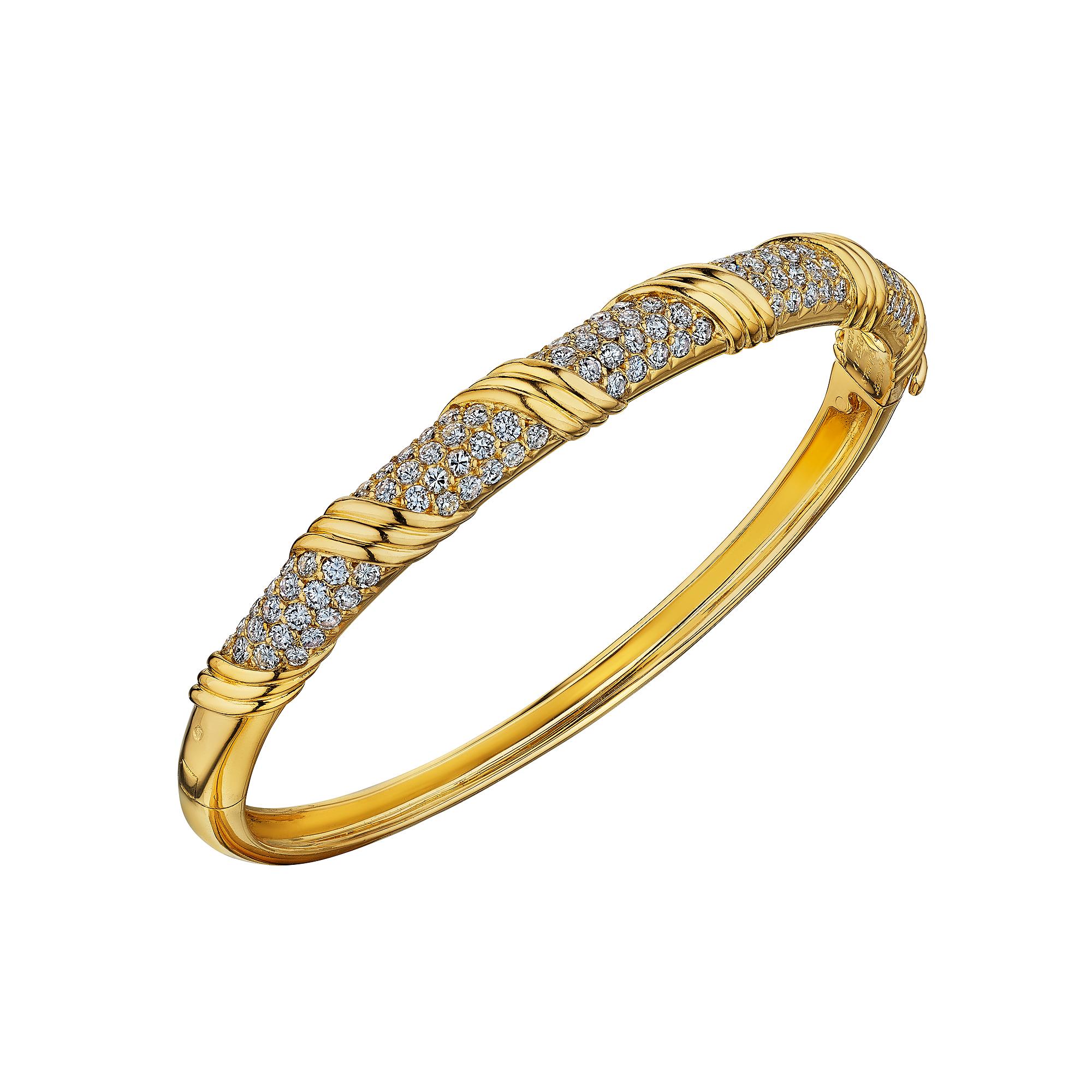 Somptueusement intemporel, ce bracelet à charnière Van Cleef & Arpels Paris vintage en or jaune 18 carats et diamants est emblématique.  Signé Van Cleef & Arpels.  Numéro de série 2351 A4.  Vers 1985-90.  Poids total des diamants : 2,00 carats. 