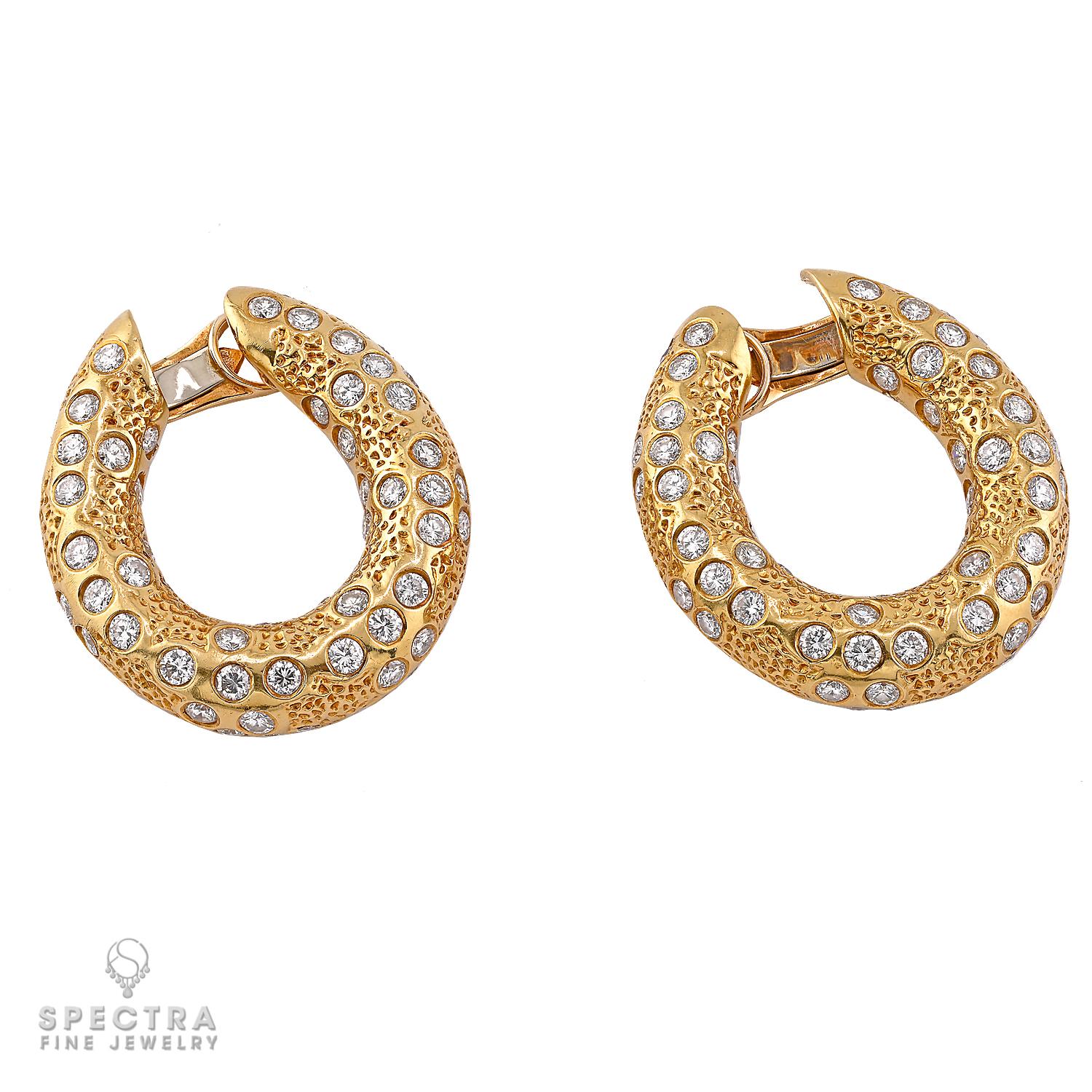 Un diseño atemporal con un brillo deslumbrante: estos pendientes de aro vintage de Van Cleef & Arpels son un exquisito ejemplo de la artesanía de la Maison. Creados en la década de 1970, cada pendiente está meticulosamente engastado con una cascada