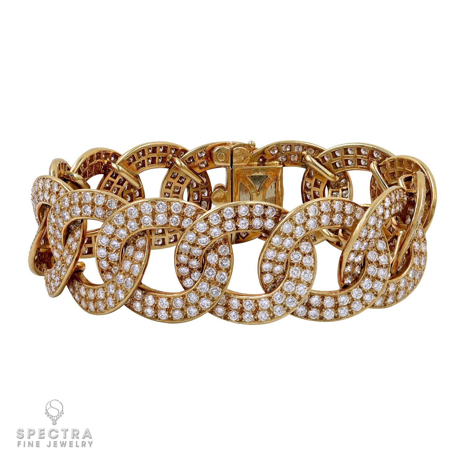 Le bracelet 'Olympia' à diamants vintage de Van Cleef & Arpels est un bijou exquis qui respire l'élégance intemporelle. Confectionné au cours des illustres années 1970, ce bracelet est un véritable témoignage du savoir-faire magistral de la célèbre
