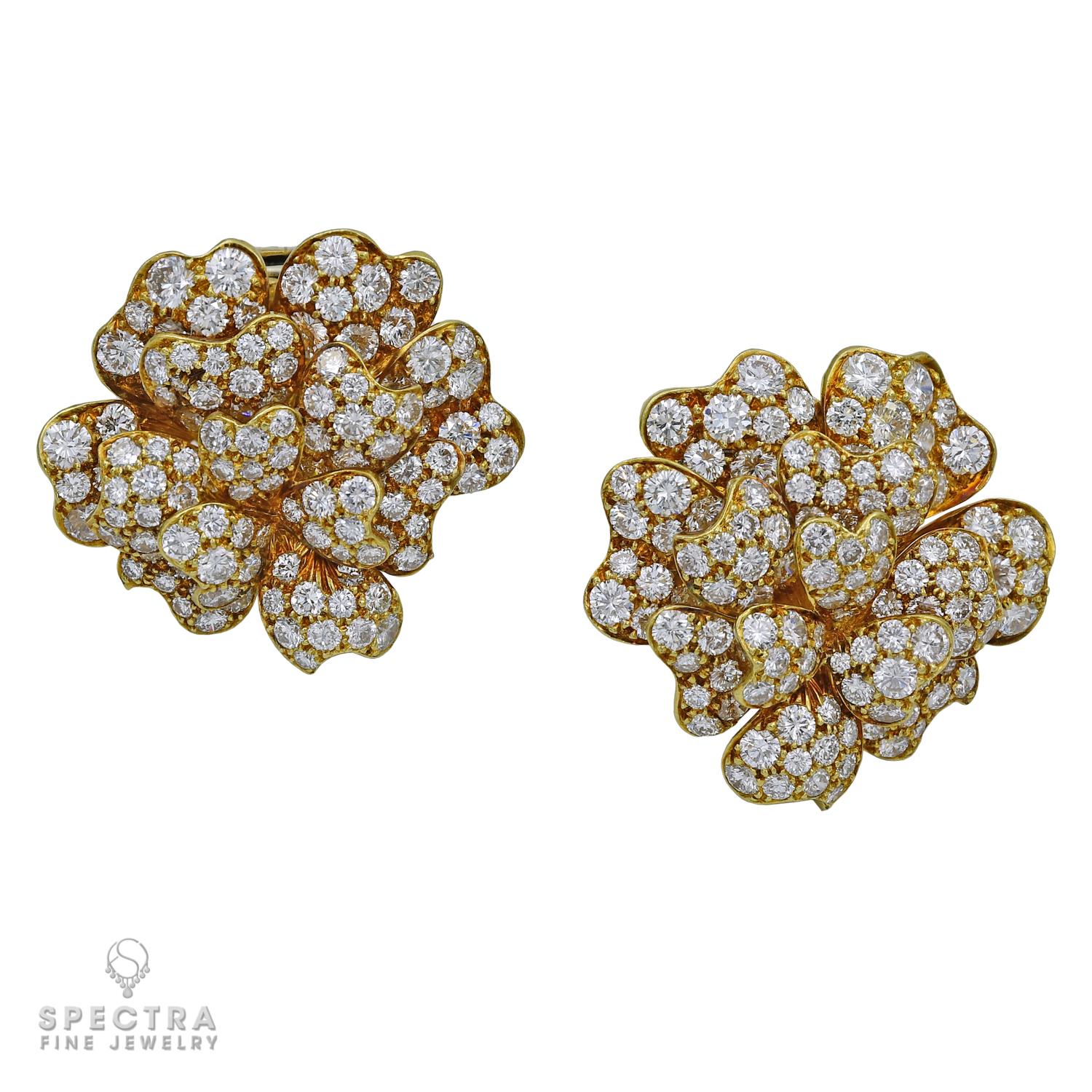 Este par de pendientes Van Cleef & Arpels Vintage Diamond Pavé Cluster, un tesoro atemporal de los años 80, refleja el amor perdurable de la Maison por las flores. Fabricados en oro amarillo de 18 quilates, cada pendiente presenta 26 pétalos en