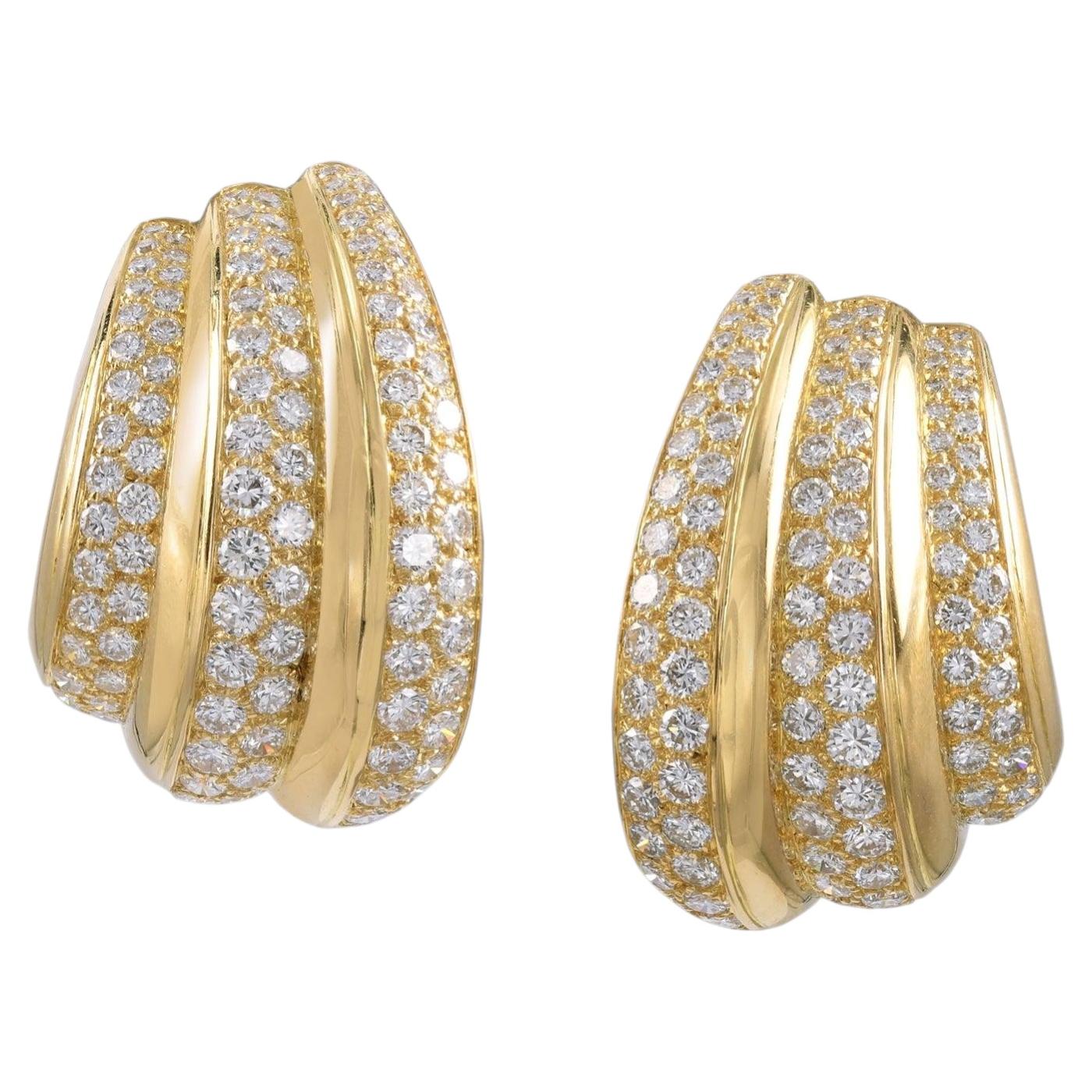 Van Cleef & Arpels Boucles d'oreilles boutons cannelés pavés de diamants, circa 1980 en vente