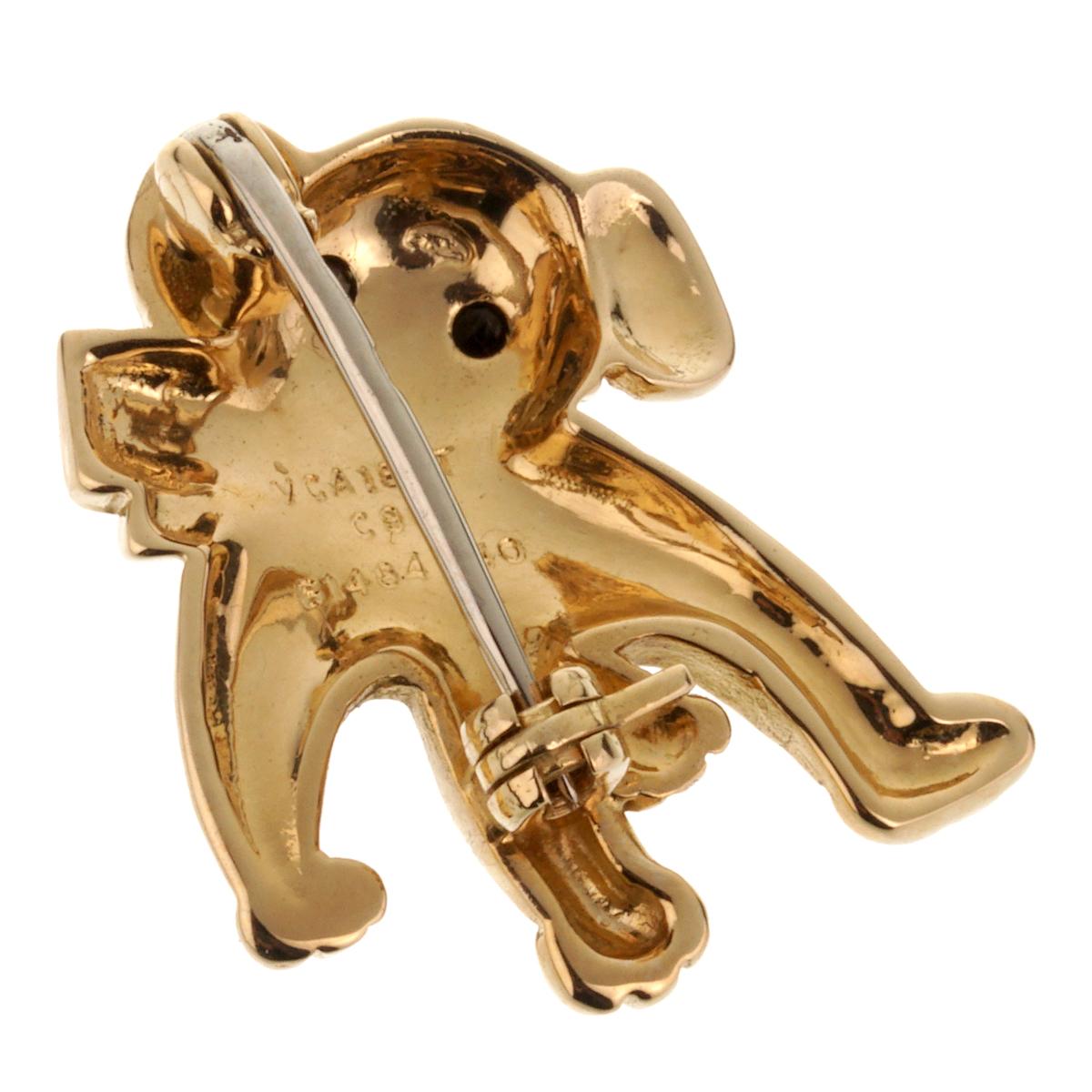 A fabulous authentic Van Cleef & Arpels brooch pendant depicting a dog fetching a newpapers in 18k yellow gold.

Measures .62” in height by .78” in width 