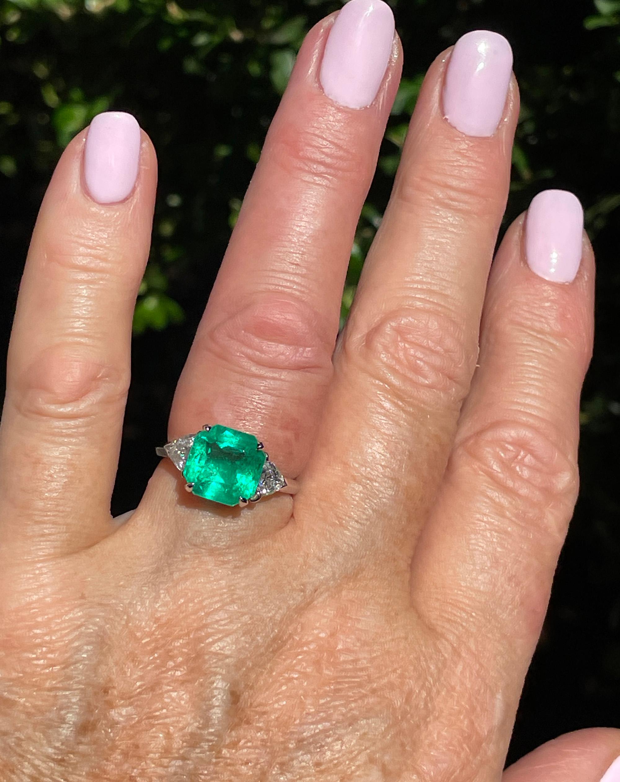 Van Cleef & Arpels Vintage GIA 5.28ct Colombian Emerald & Diamond Platinum Ring  In Good Condition In New York, NY