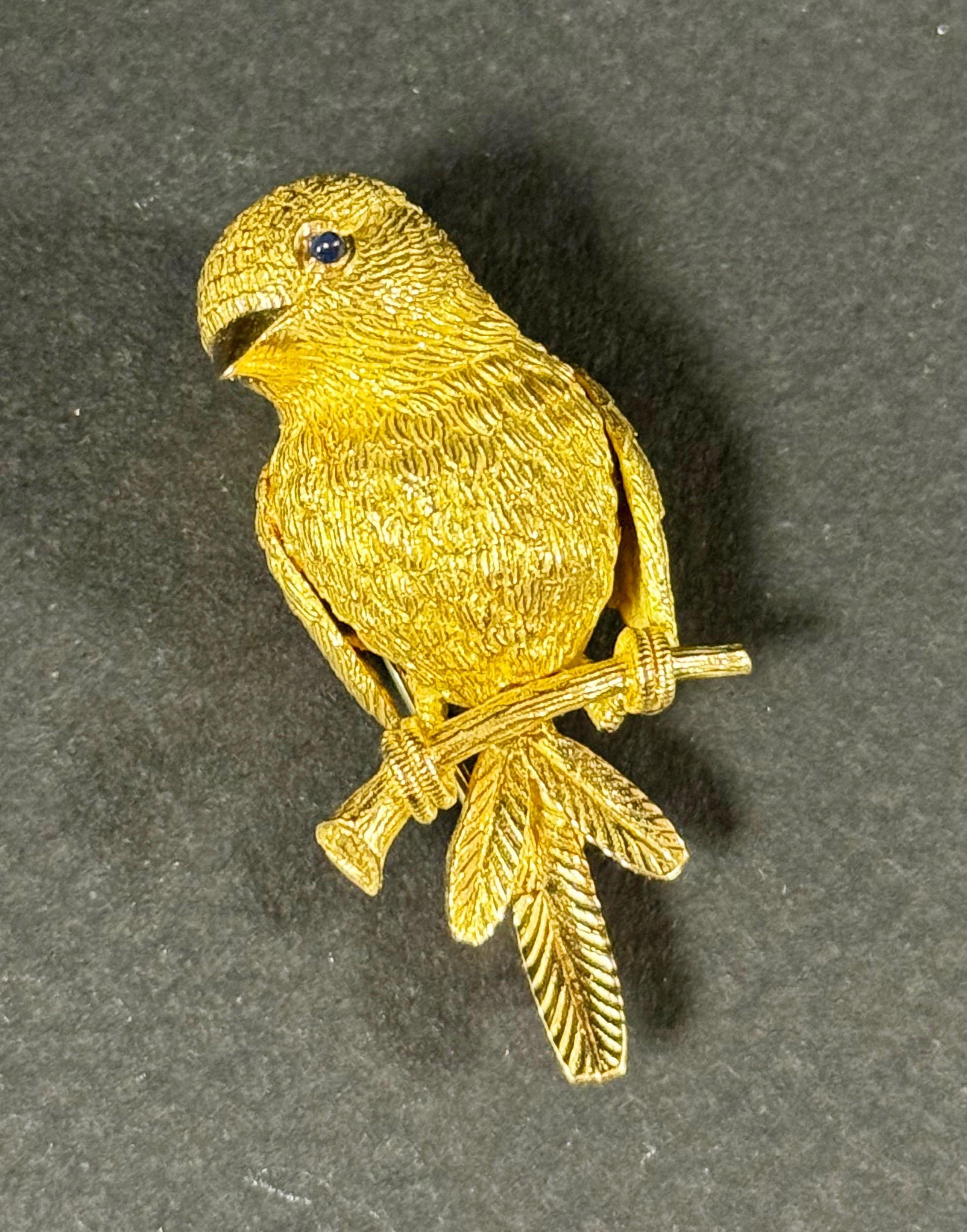 Van Cleef & Arpels, Vintage Gold and Sapphire Bird Brooch.
This brooch is made out of 18 karat yellow gold, with a total weight of 11.53 grams. It is dated from circa 1960s. The brooch has a french hallmark. The dimensions are Length 4 cm x width