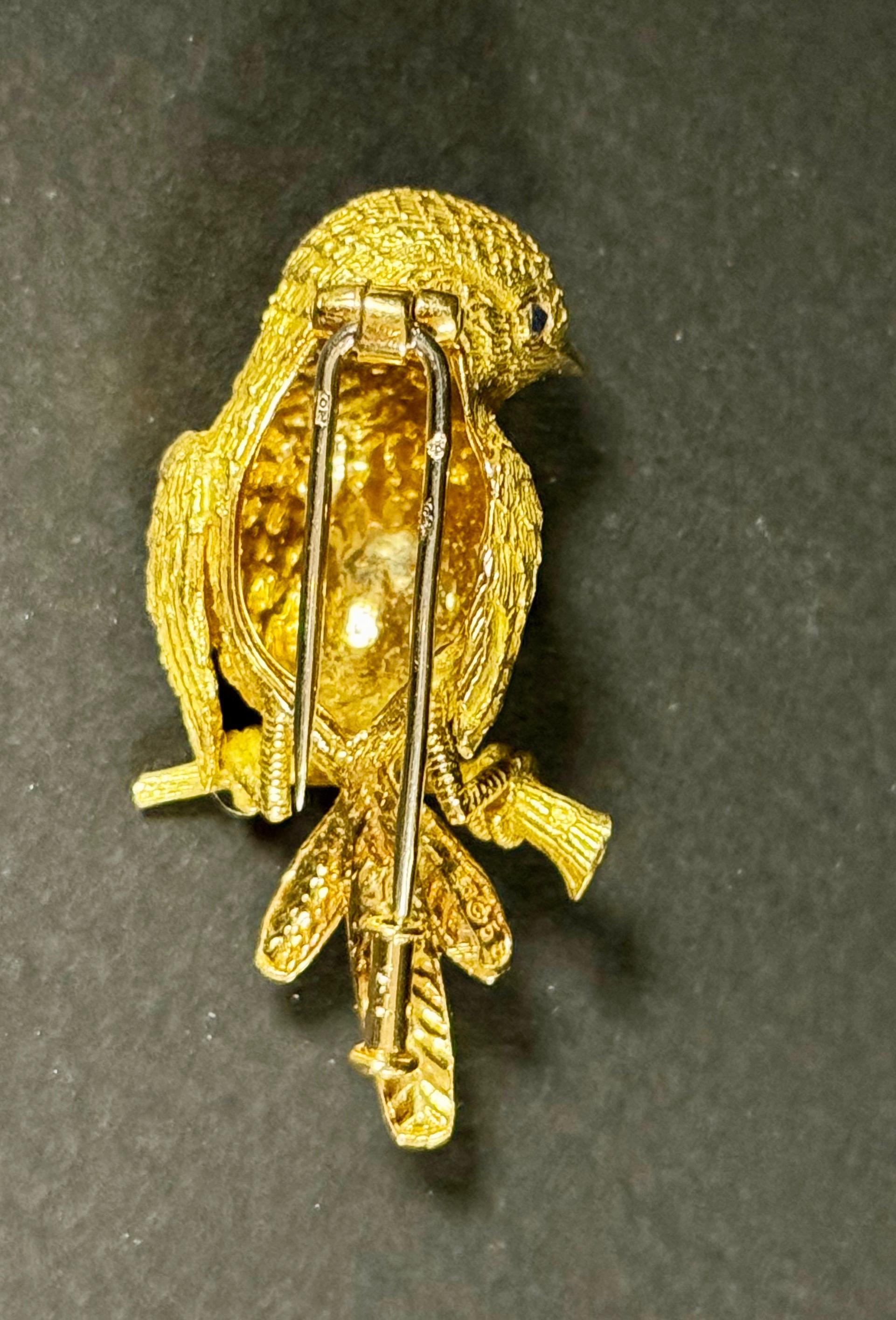 Round Cut Van Cleef & Arpels Vintage Gold and Sapphire Bird Brooch