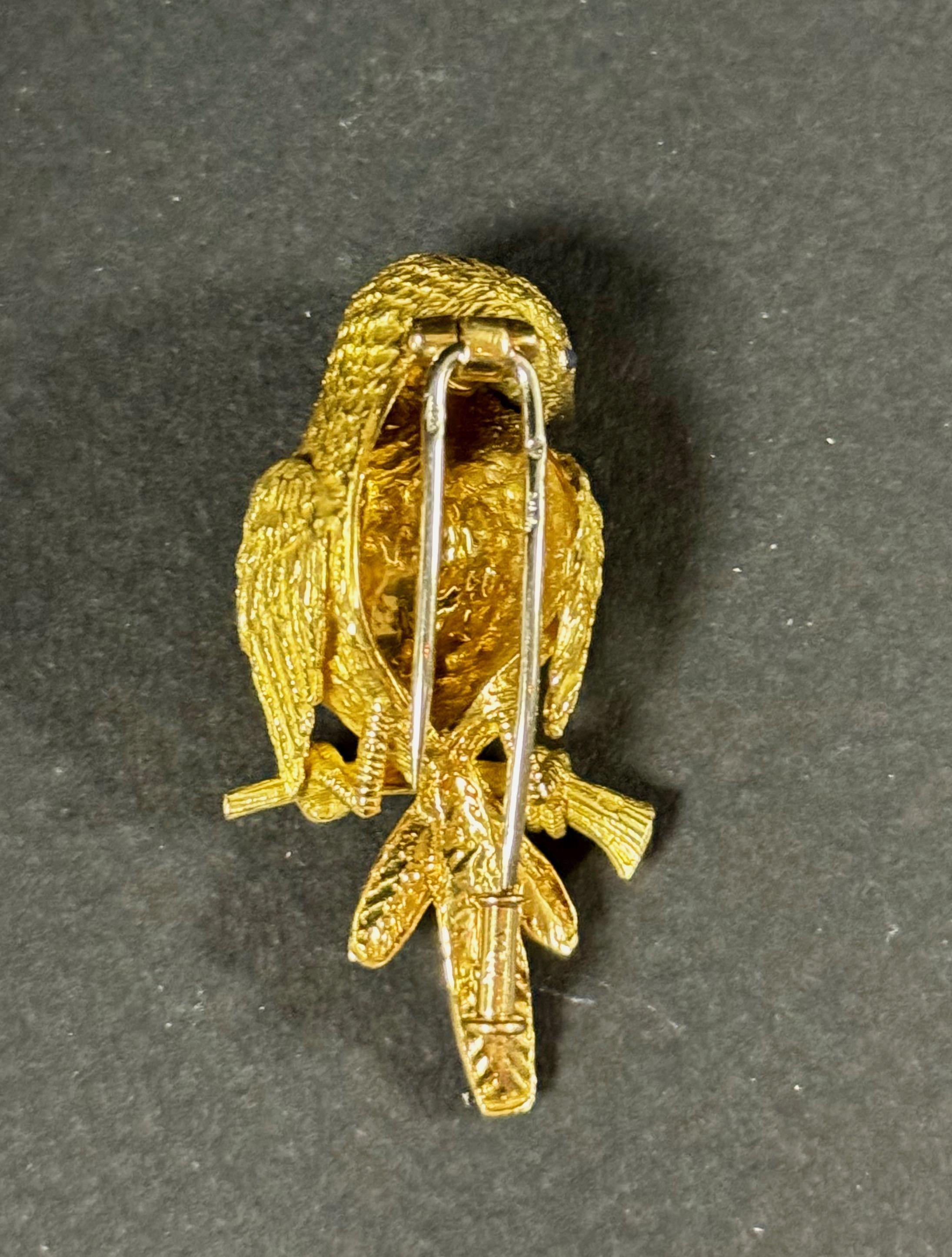 Van Cleef & Arpels Vintage Gold and Sapphire Bird Brooch In Good Condition In London, GB