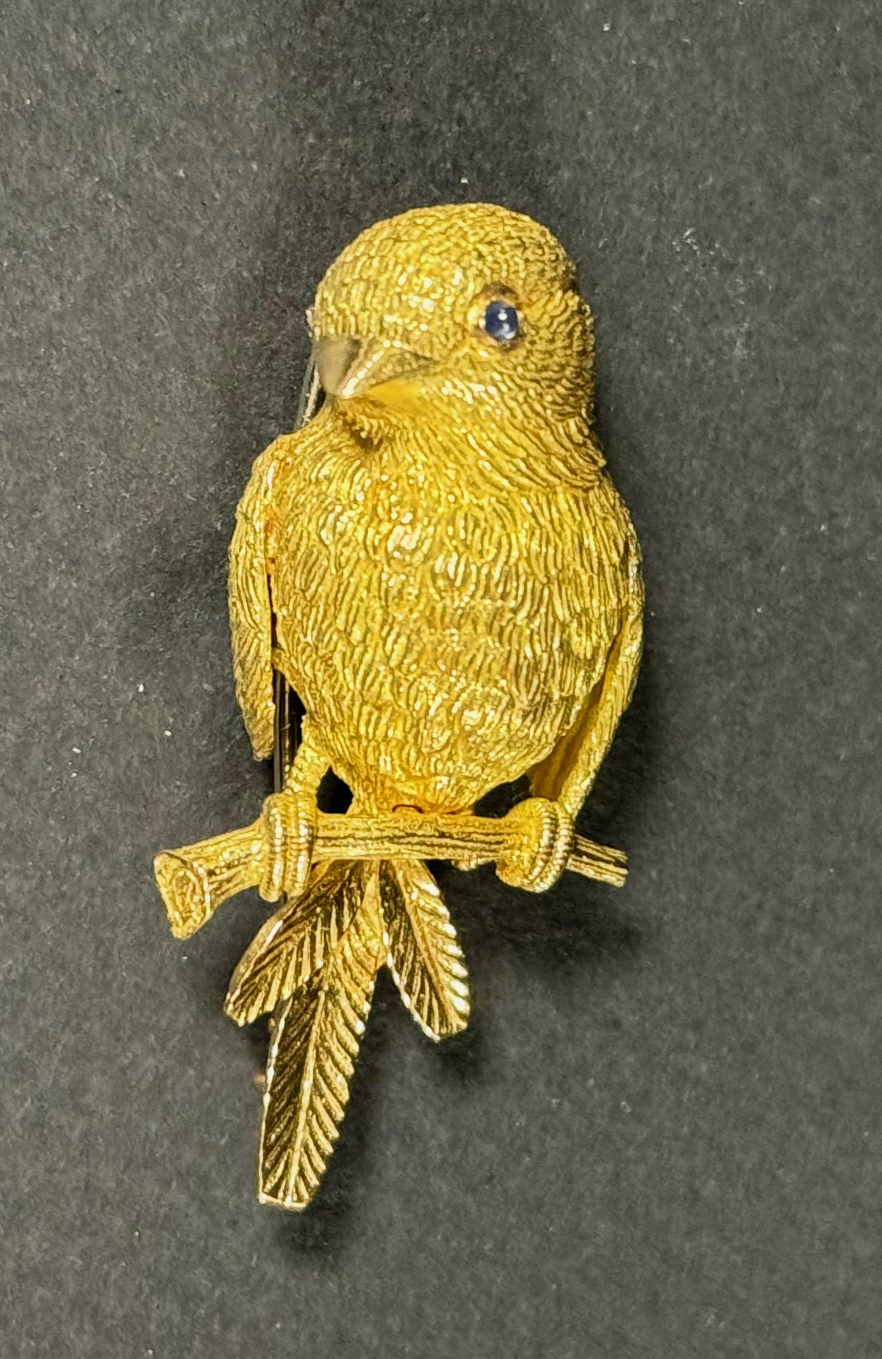 Women's or Men's Van Cleef & Arpels Vintage Gold and Sapphire Bird Brooch