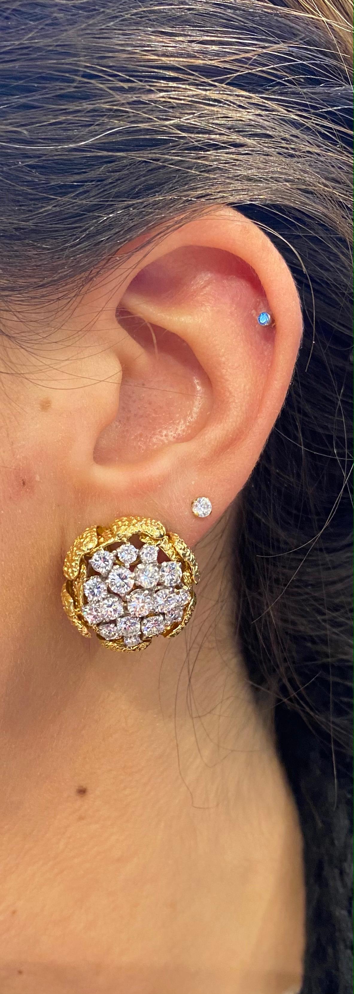 Van Cleef & Arpels Vintage Gold & Diamond Earrings
34 round cut diamonds approximately 4.50-5.00 carats , G-H color, VS clarity.
Back Type: Clip On 
Signed Van Cleef & Arpels, and numbered.
Measurements: .75