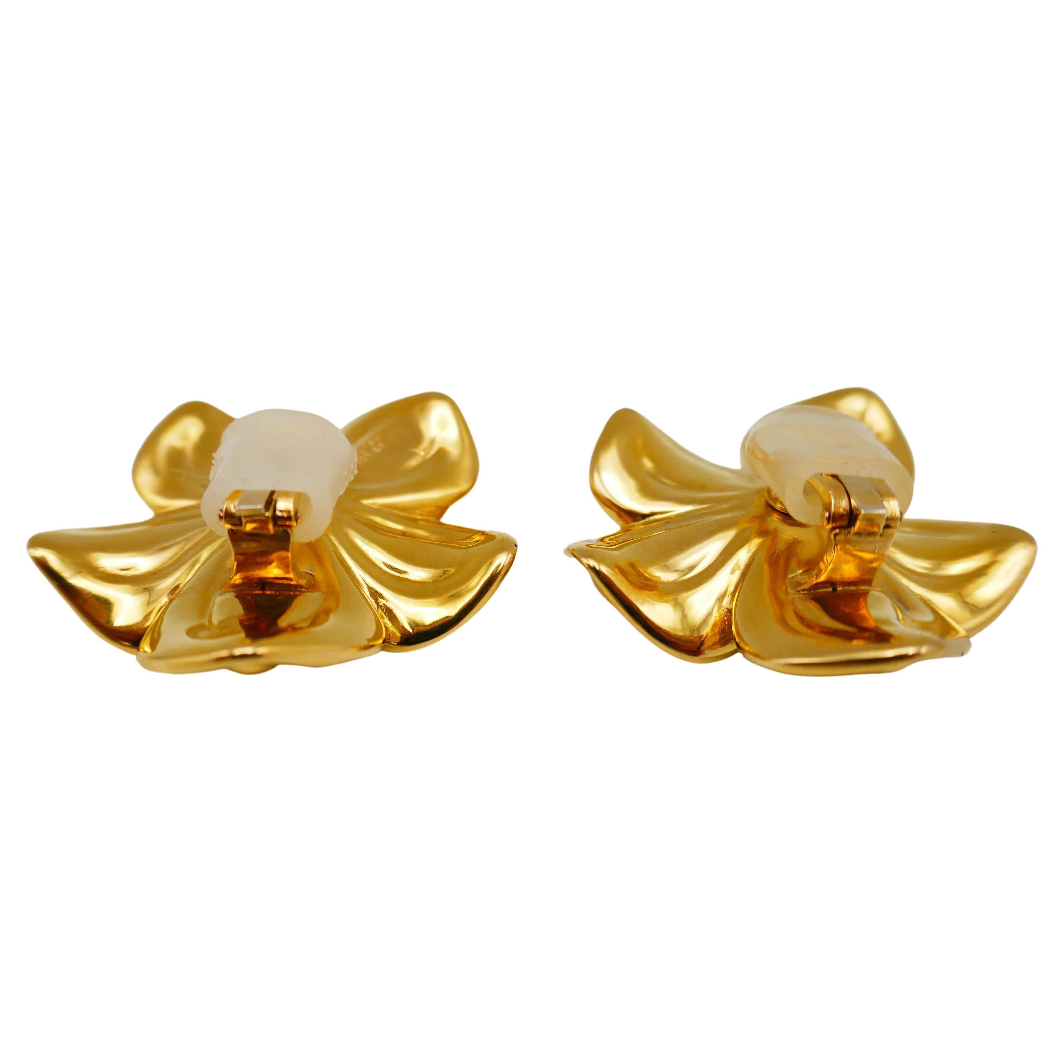 Van Cleef & Arpels Vintage Gold Diamond Magnolia Clip-On Earrings In Excellent Condition In Beverly Hills, CA