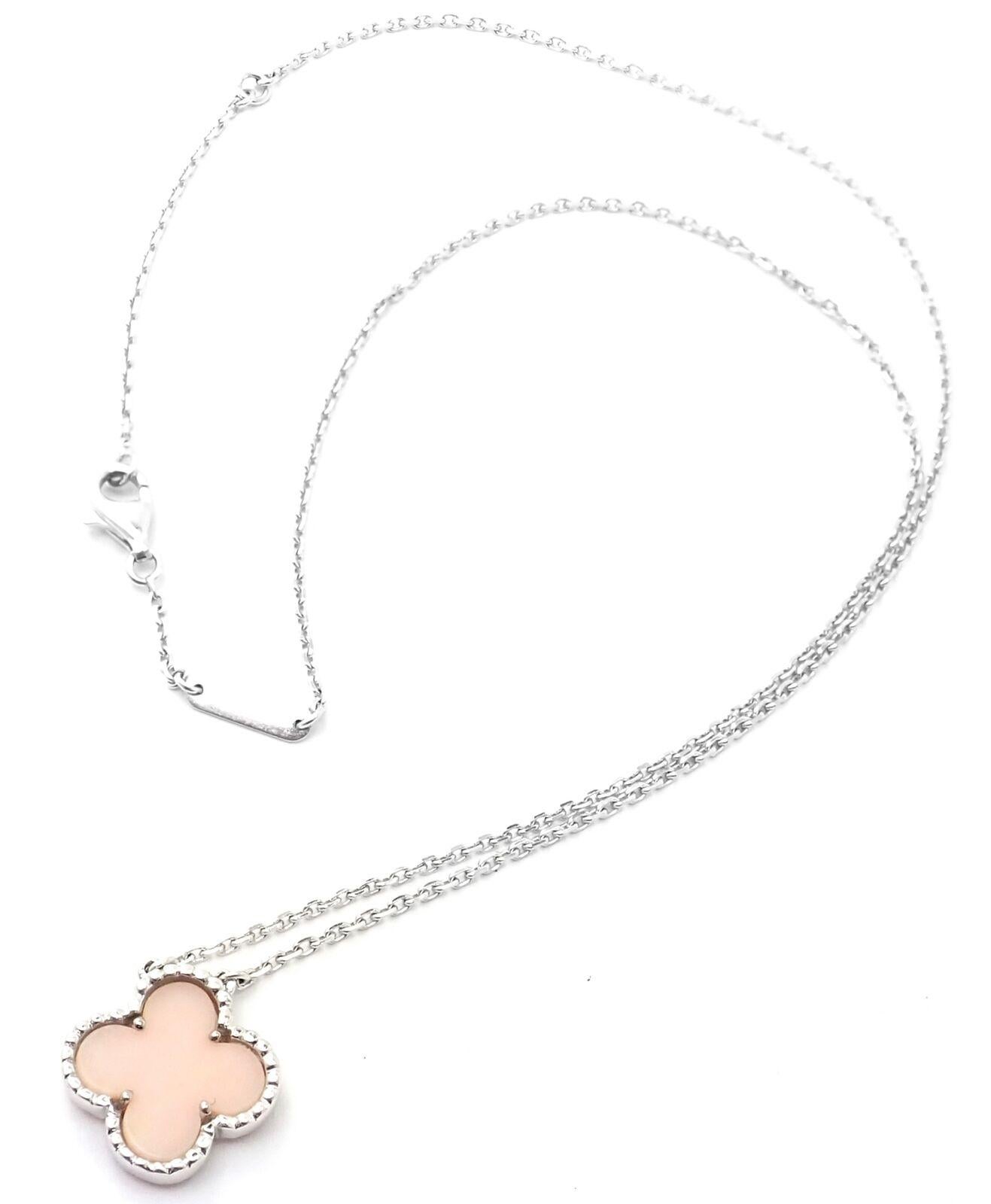 Collana Vintage Alhambra Pink Opal in oro bianco 18k di Van Cleef & Arpels.
Con 1 pietra opale rosa a forma di alhambra: 15 mm.
 Dettagli:
 Lunghezza: 16.75