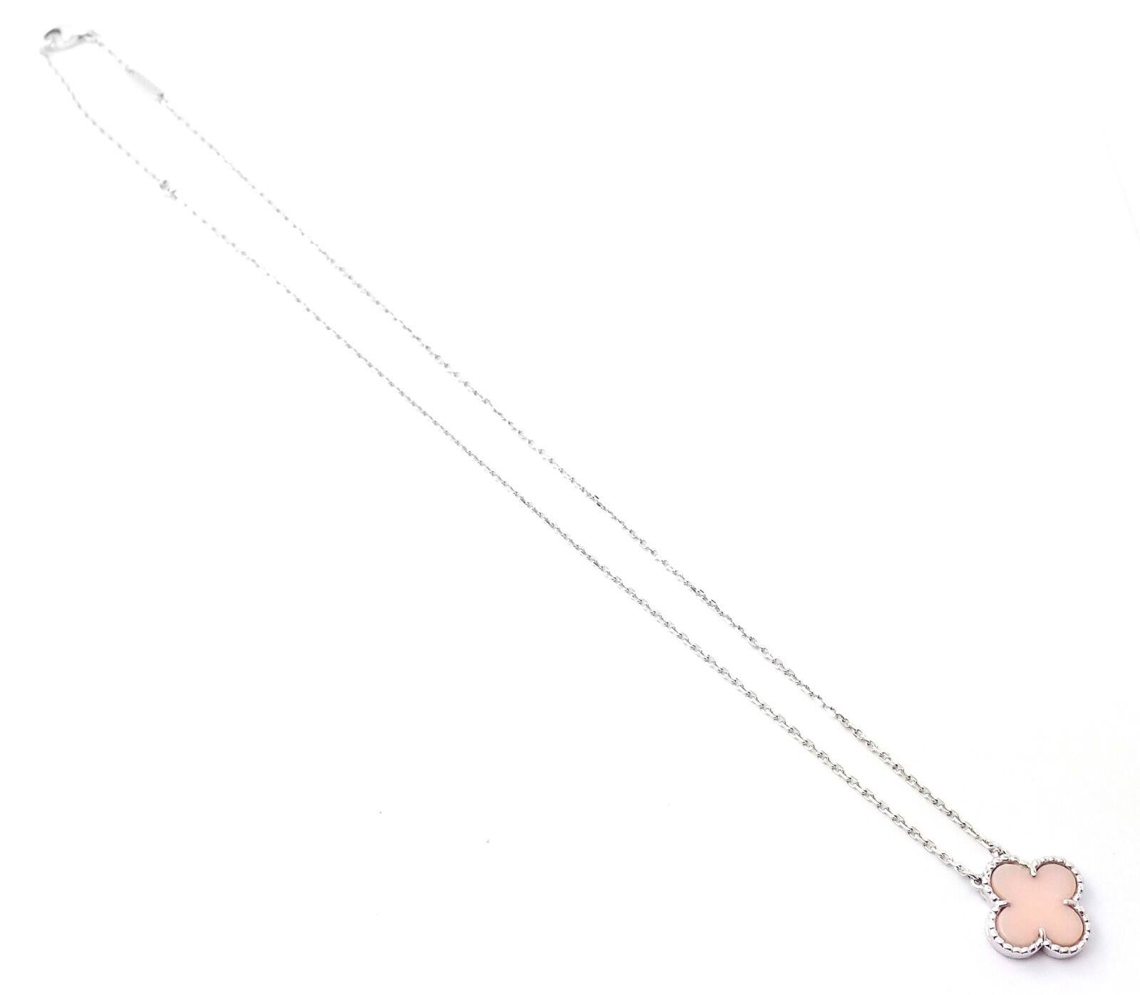 Van Cleef & Arpels Collana vintage con ciondolo in oro bianco e opale rosa In condizioni ottime in vendita a Southampton, PA