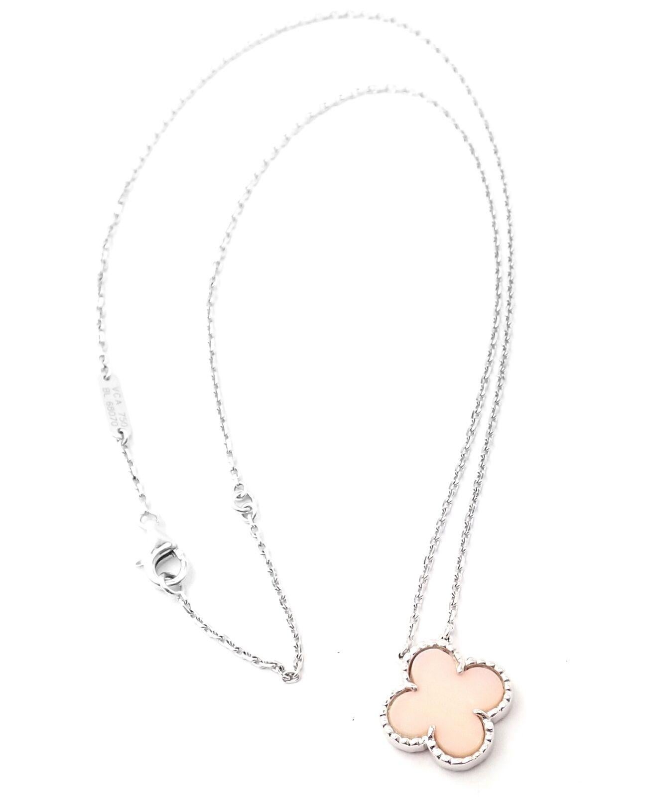 da uomo o donna Van Cleef & Arpels Collana vintage con ciondolo in oro bianco e opale rosa in vendita