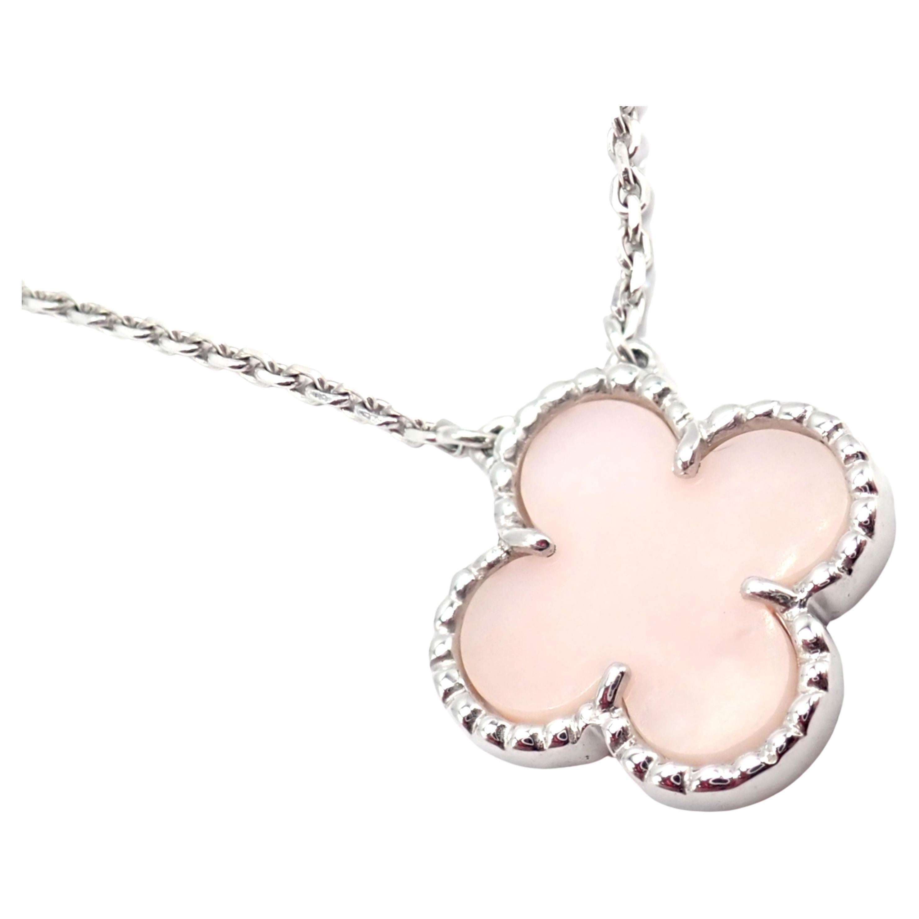 Van Cleef & Arpels, collier pendentif vintage en or blanc et opale rose en vente