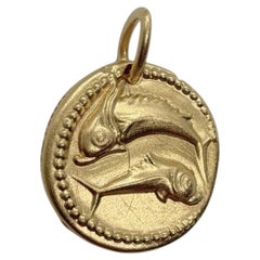Van Cleef & Arpels Vintage Pisces Zodiac 18K Yellow Gold Medallion Pendant 1970s