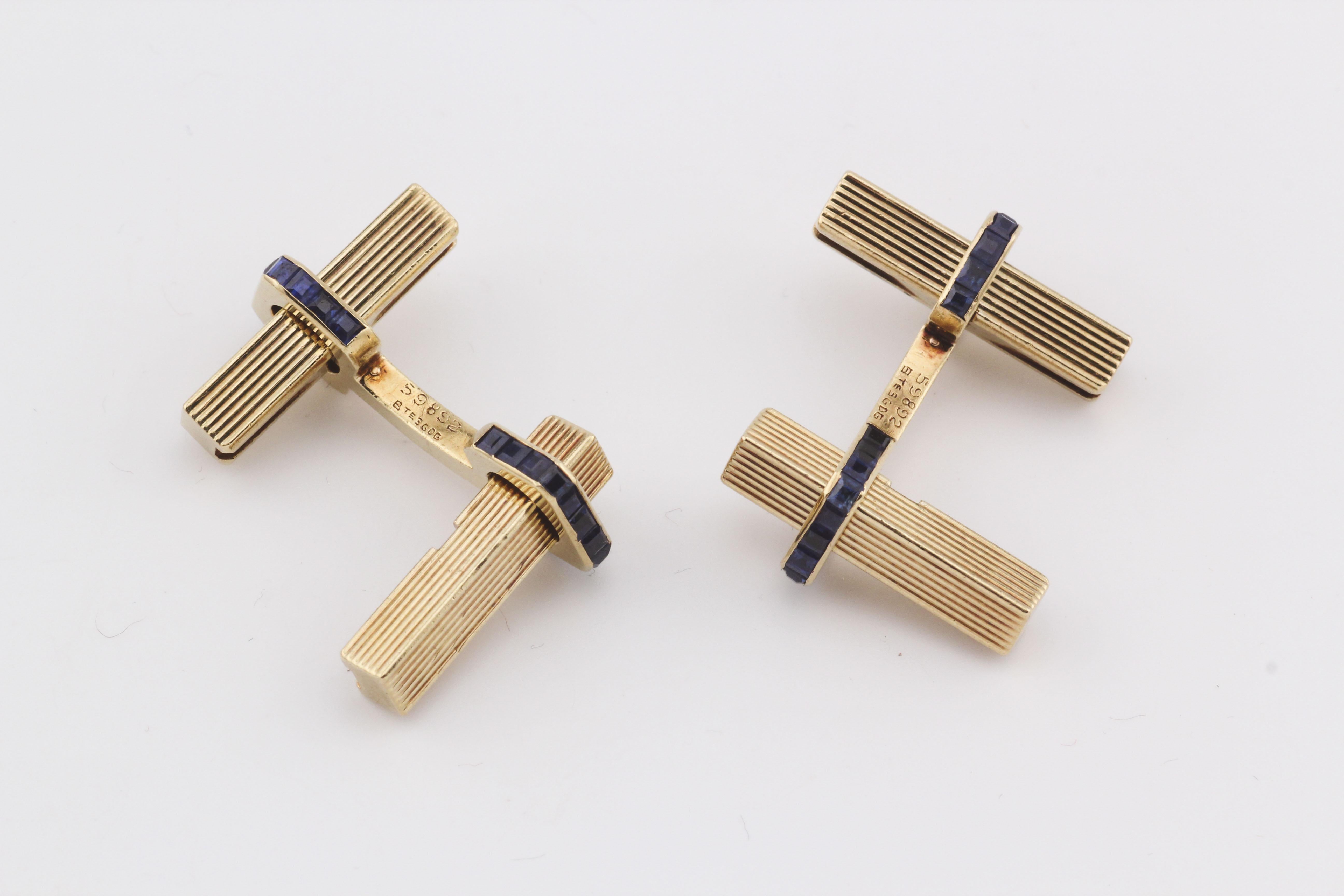 Quadrato Van Cleef & Arpels Gemelli da polso quadrati in oro 18 carati con zaffiro d'epoca in vendita