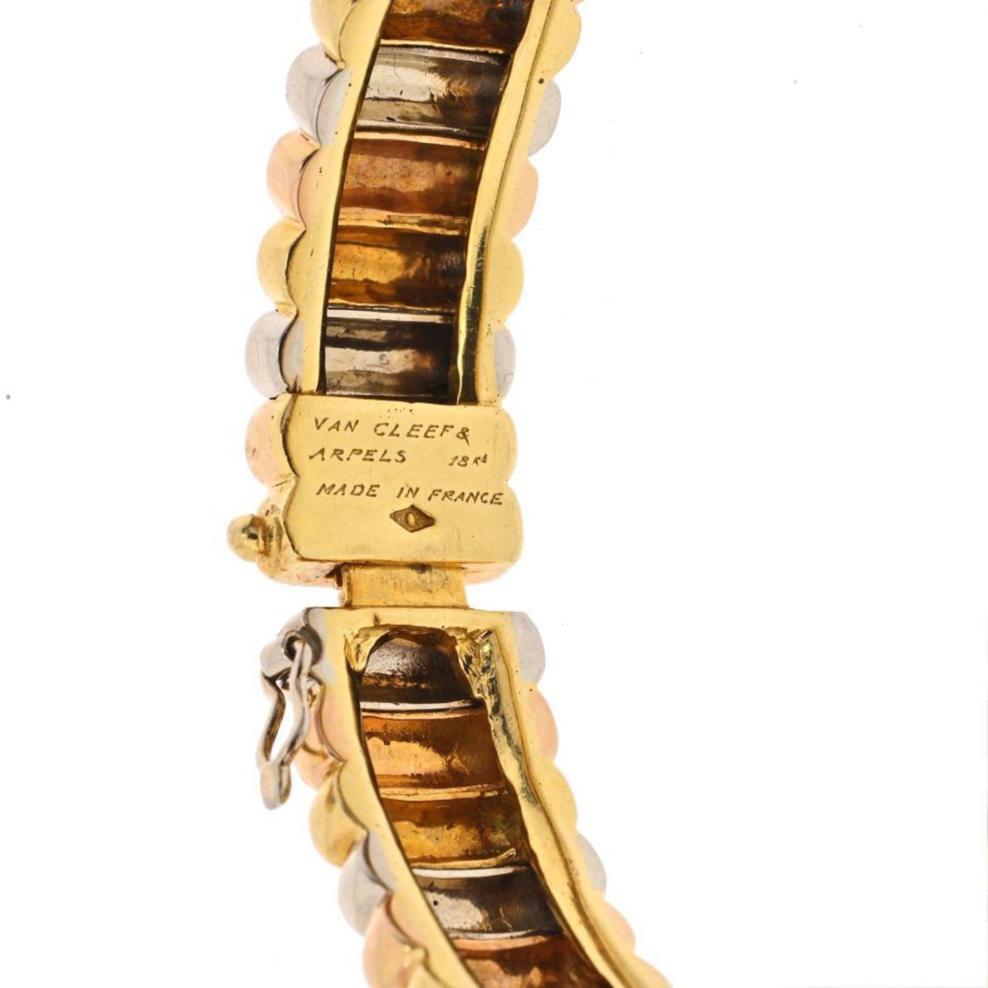 Van Cleef &amp; Arpels Bracelet jonc cannelé vintage tricolore en or 18 carats Pour femmes en vente