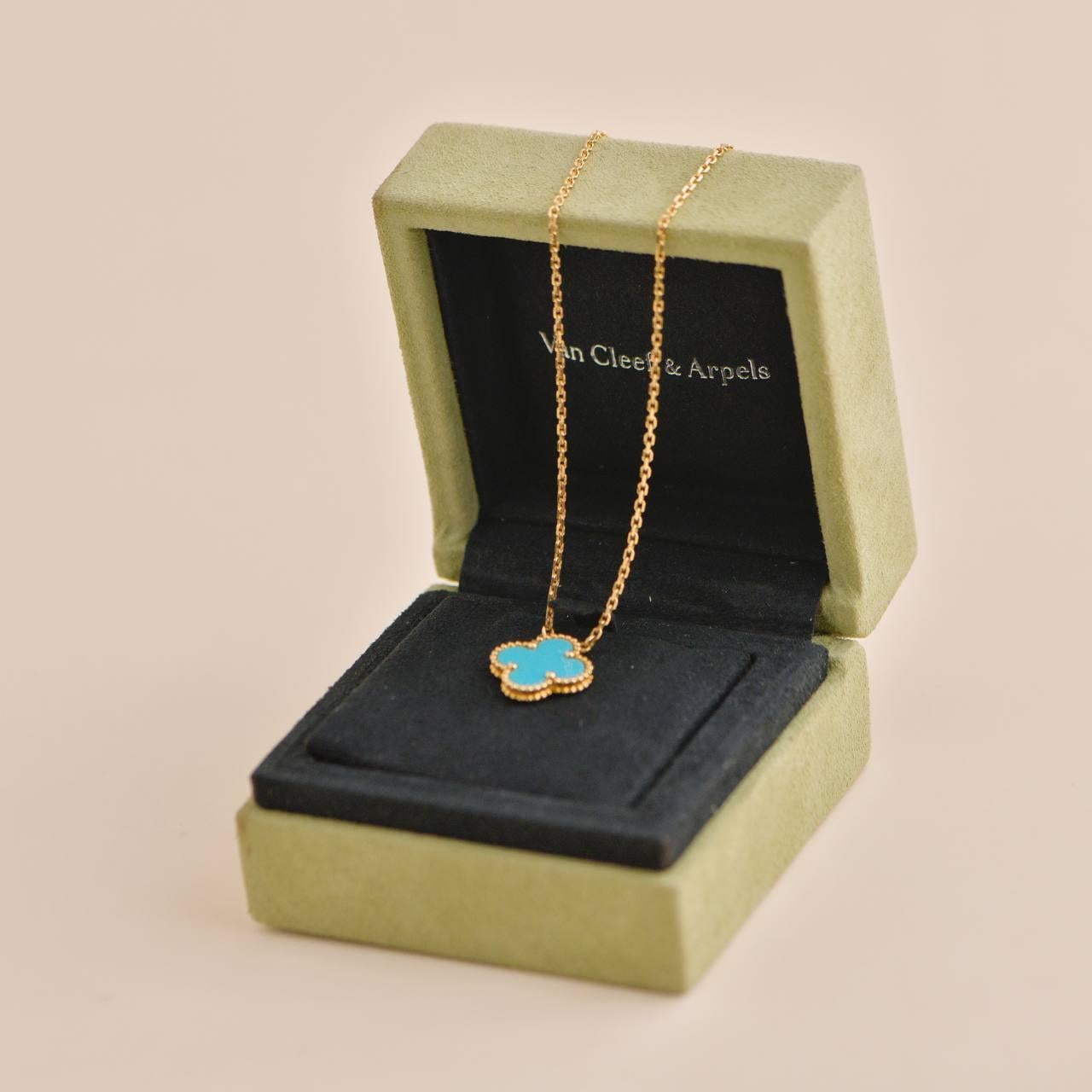 SKU	AT-2291
Comes With	Box Only
Date	2014
RRP	£ 10,200 Inc taxes / $ 10,800 Excl taxes / 11,600 € Inc taxes
Model	ARA45700
Serial Number	JE******
Metal	18k Yellow Gold
Stones	Turquoise
Weight	5.8 g
Length	42 cm
Width	1.5 cm
Condition	Excellent
