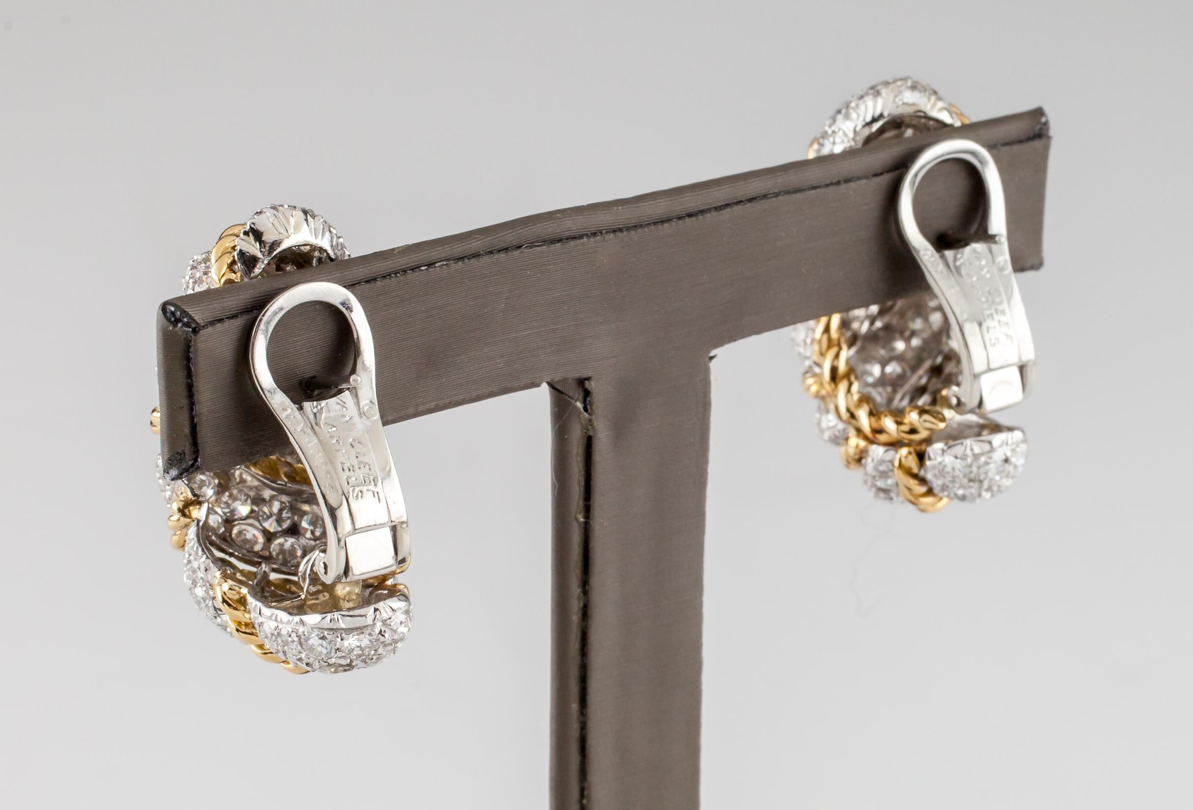 Van Cleef & Arpels Vintage Huggie-Ohrringe, zweifarbiges 18k Gold 10,00 Karat Diamant (Rundschliff) im Angebot