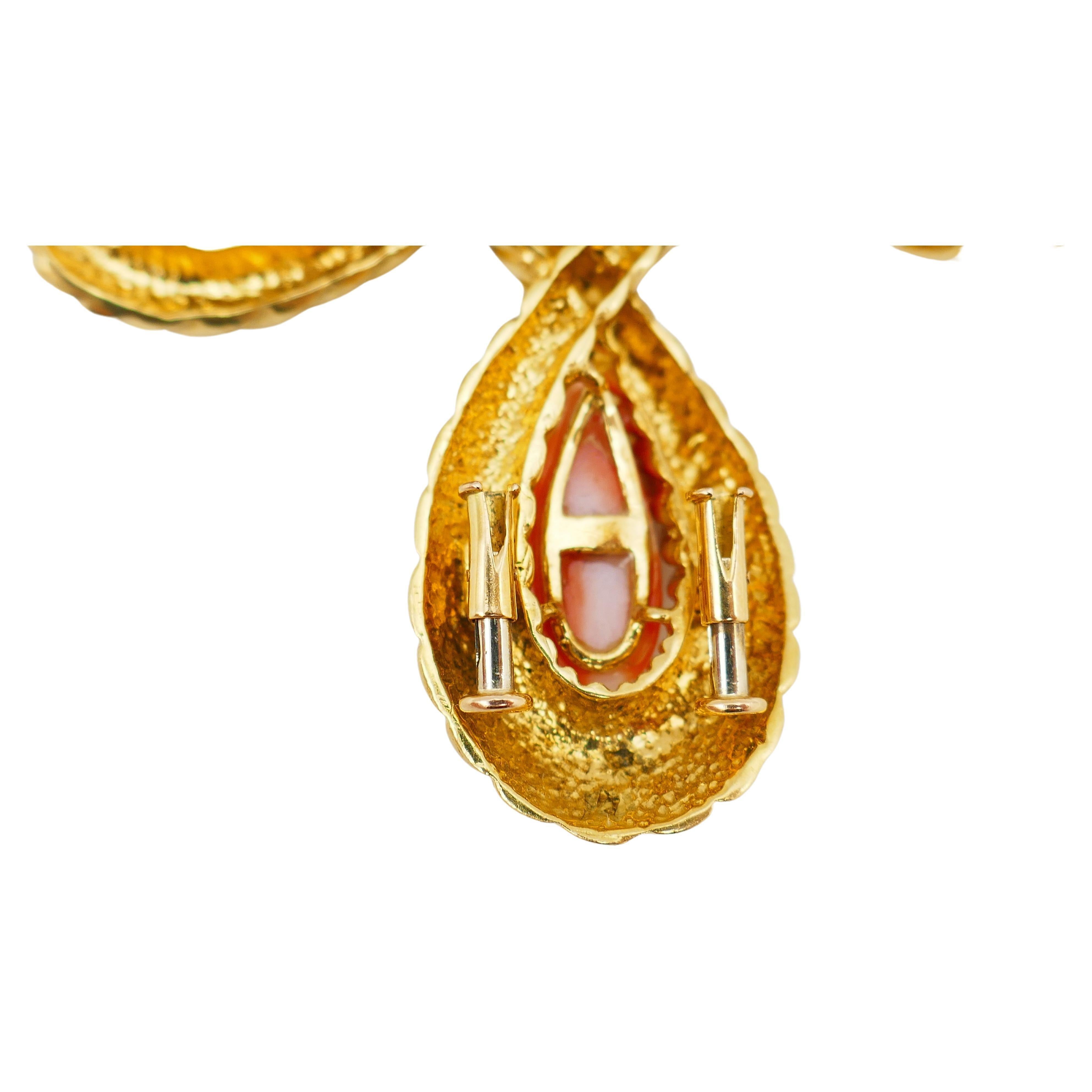 Van Cleef & Arpels Vintage Yellow Gold Coral Sapphire Brooch Pendant In Excellent Condition In Beverly Hills, CA