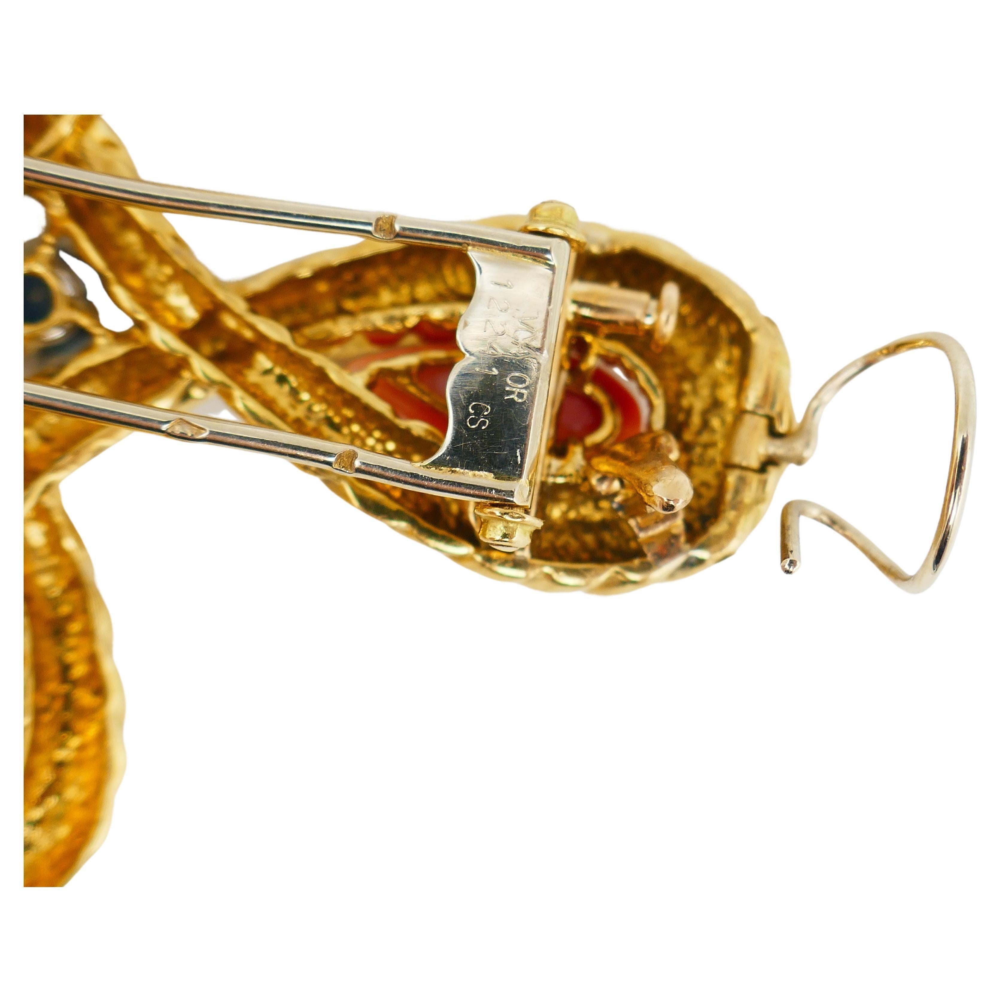 Van Cleef & Arpels Pendentif broche vintage en or jaune, corail et saphirs en vente 2