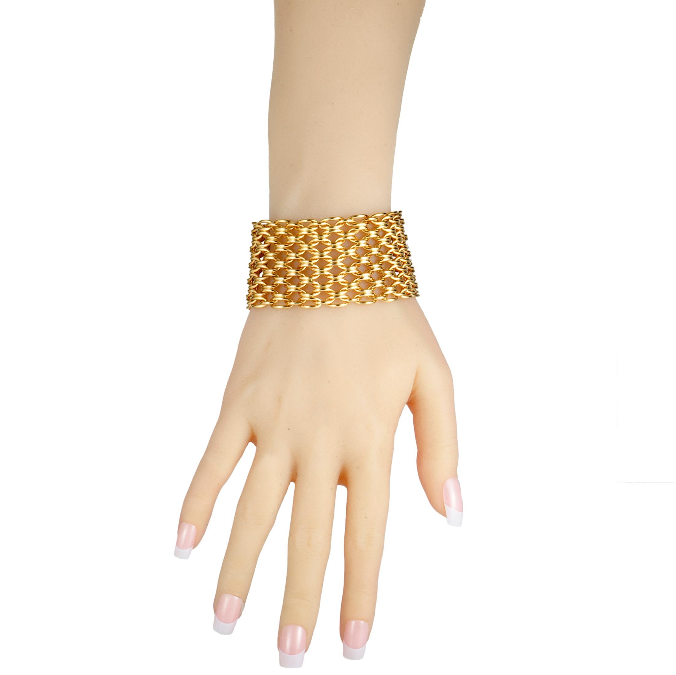 An enchantingly intricate design is beautifully presented in luxuriously radiant gold in this fabulous vintage piece that will add a distinctly fashionable touch to any ensemble of yours. The bracelet is created by Van Cleef & Arpels and it is