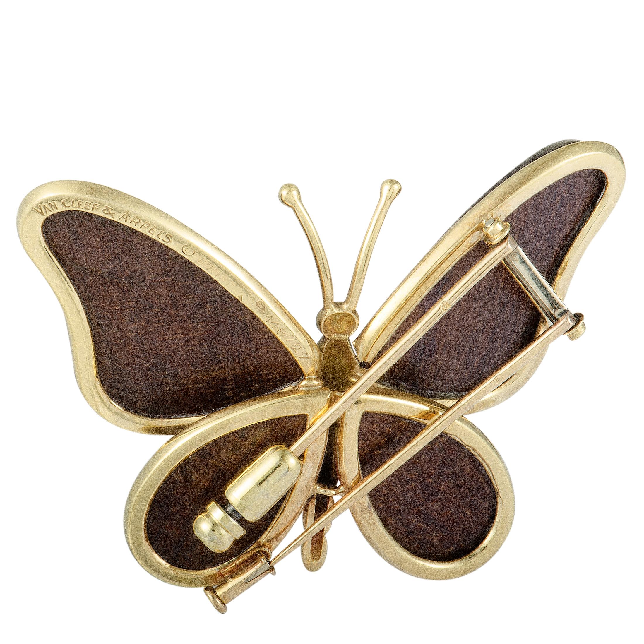 This elegant butterfly brooch is an extremely rare item designed by Van Cleef & Arpels for their vintage wood collection. The classy antique is expertly designed from beautiful 18K yellow gold and perfectly embellished with bold brown wood.
