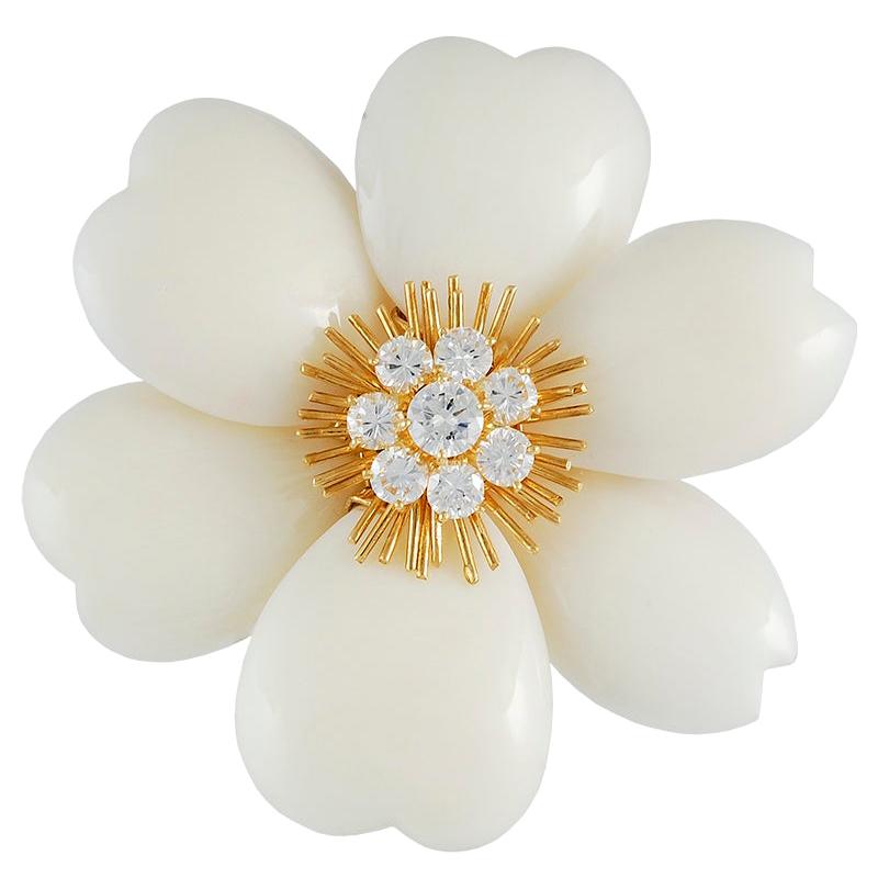 Broche Van Cleef & Arpels Oro Amarillo Coral Blanco Diamante Rosa de Noël en venta