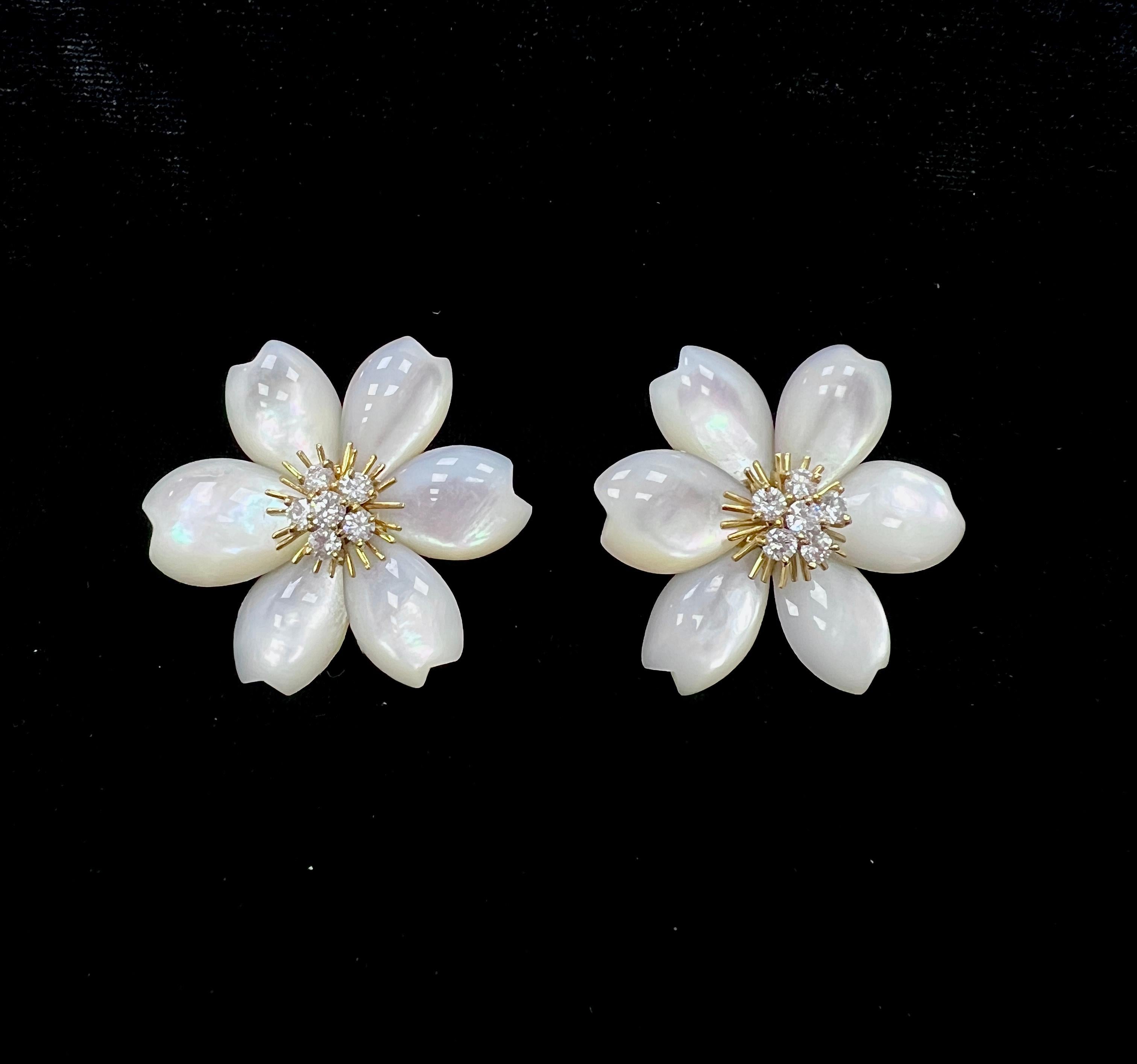 Orecchini con fiori di madreperla, oro e diamanti di Van Cleef & Arpels. 

Con petali di madreperla intagliati, decorati con pistilli di diamanti taglio brillante, coppia di fermagli per orecchie en suite, il tutto montato in oro giallo 18 carati,