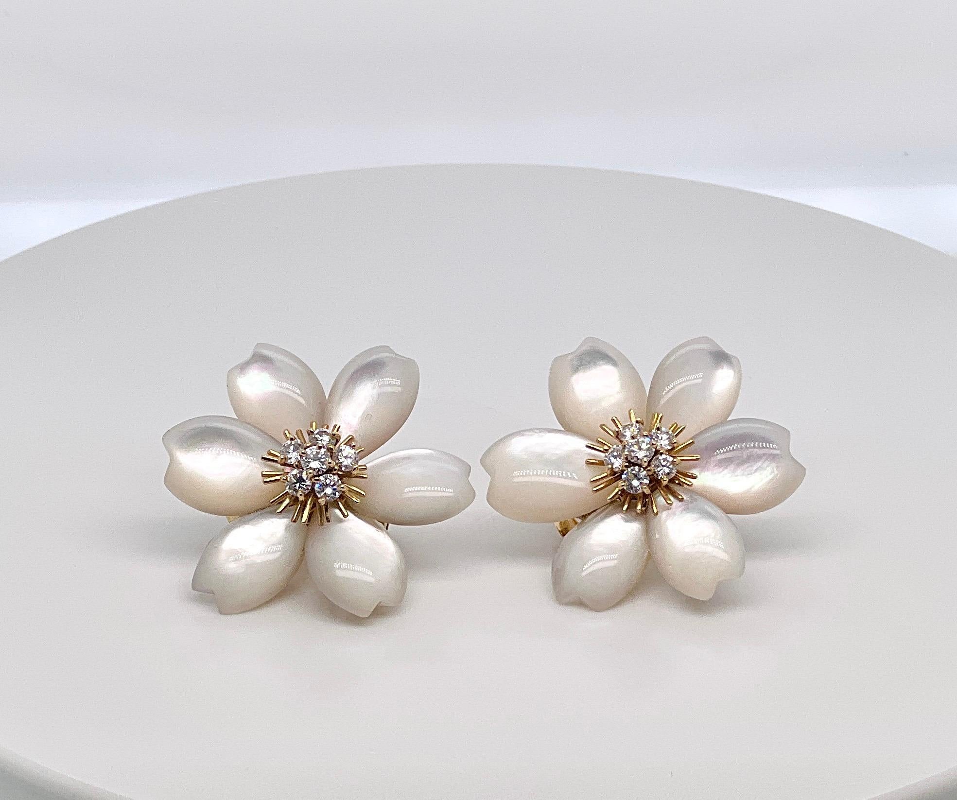 Taglio brillante Van Cleef & Arpels Mother of Pearl, Gold and Diamond Flower Earrings in vendita