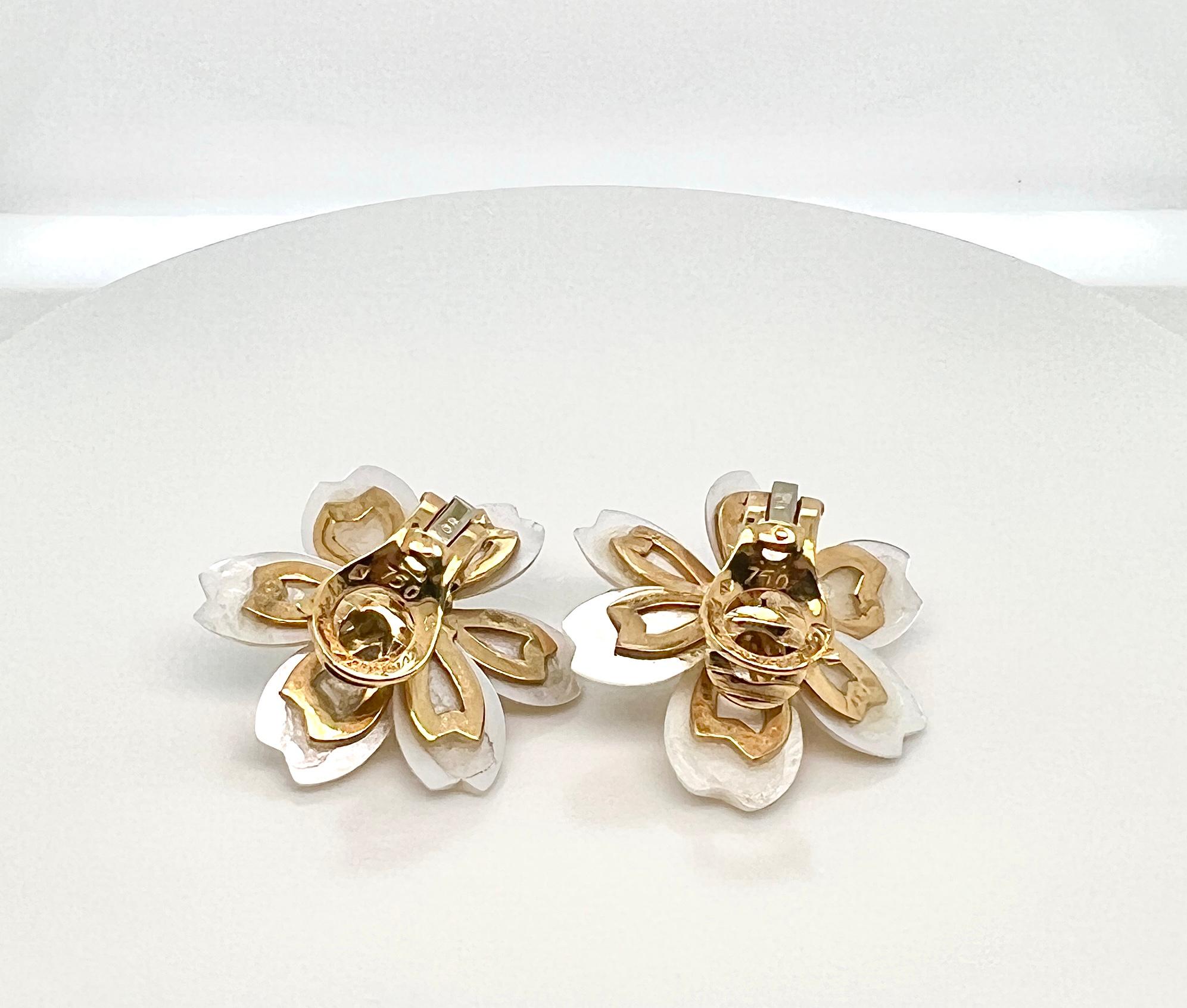 Van Cleef & Arpels Mother of Pearl, Gold and Diamond Flower Earrings In condizioni ottime in vendita a New York, NY