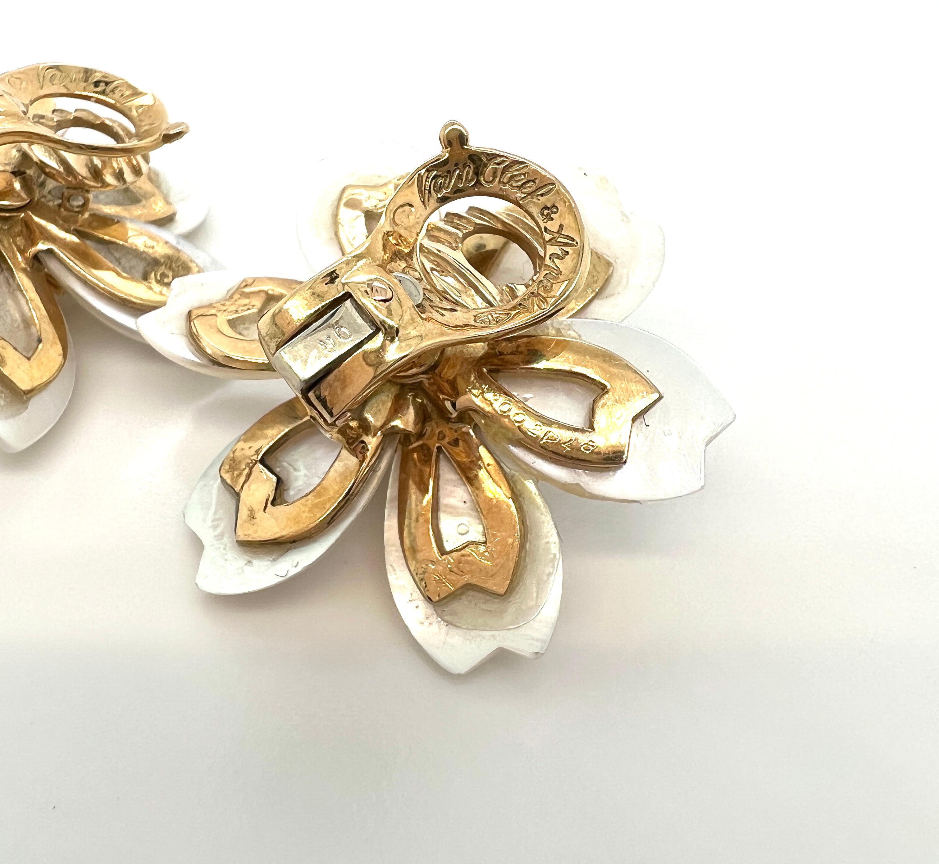 Donna Van Cleef & Arpels Mother of Pearl, Gold and Diamond Flower Earrings in vendita