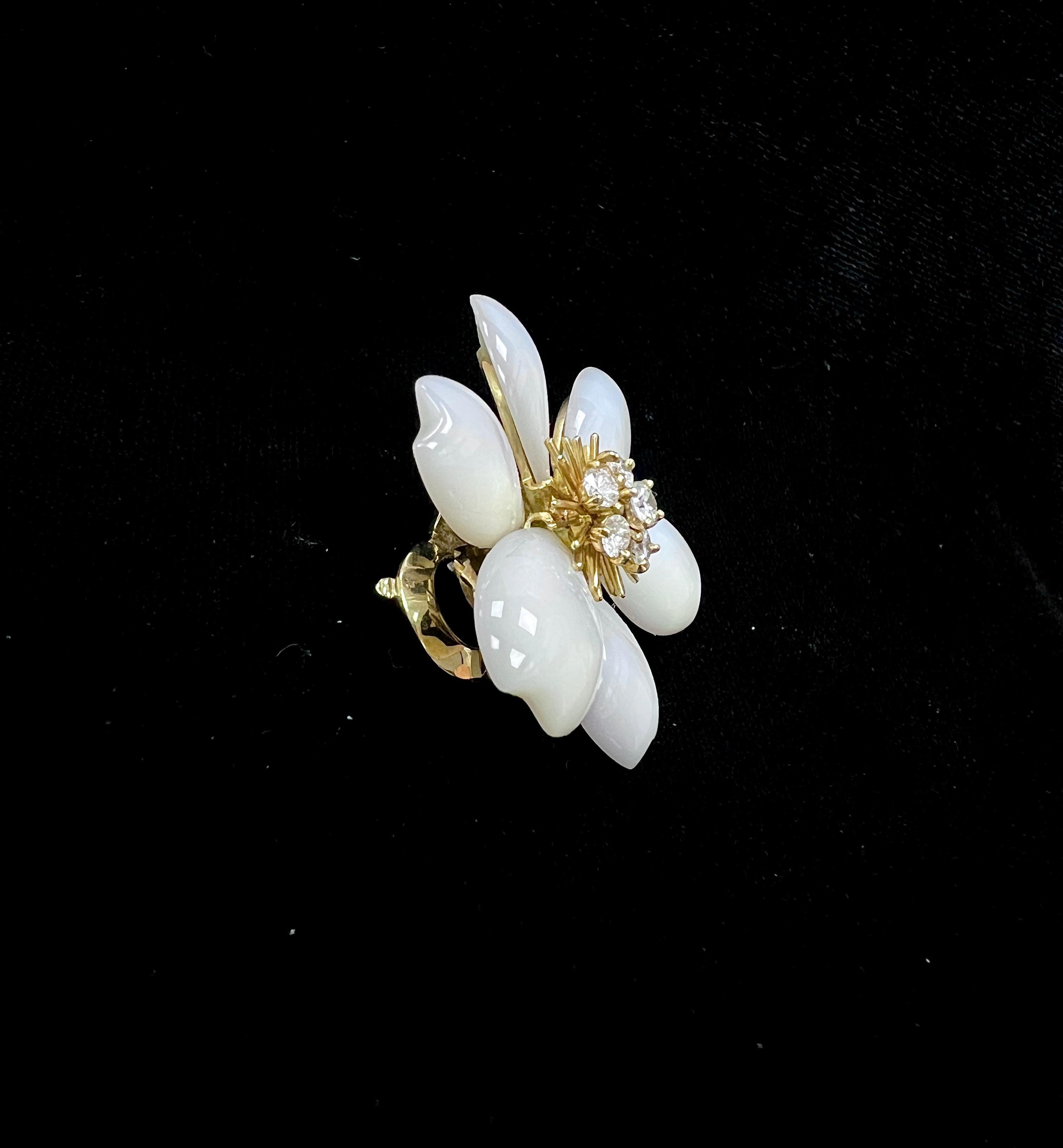 Van Cleef & Arpels Mother of Pearl, Gold and Diamond Flower Earrings in vendita 1