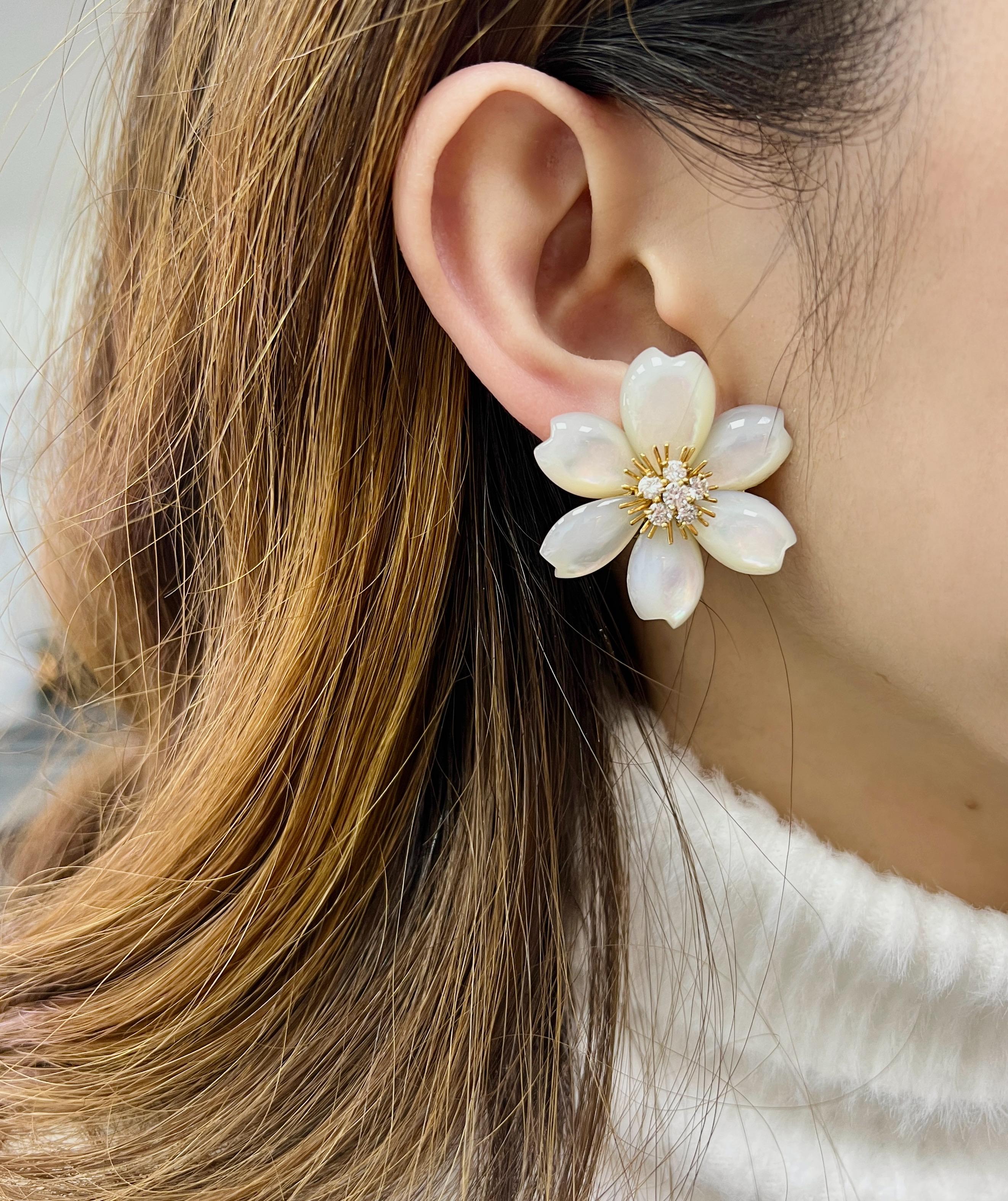 Van Cleef & Arpels Mother of Pearl, Gold and Diamond Flower Earrings in vendita 2