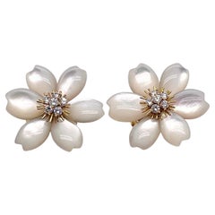 Van Cleef & Arpels Blumenohrringe aus Perlmutt, Gold und Diamanten