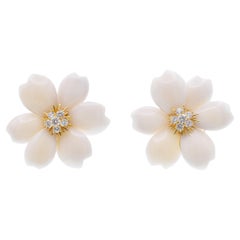Van Cleef & Arpels Clip d'oreille 'Rose de Noel' en corail blanc